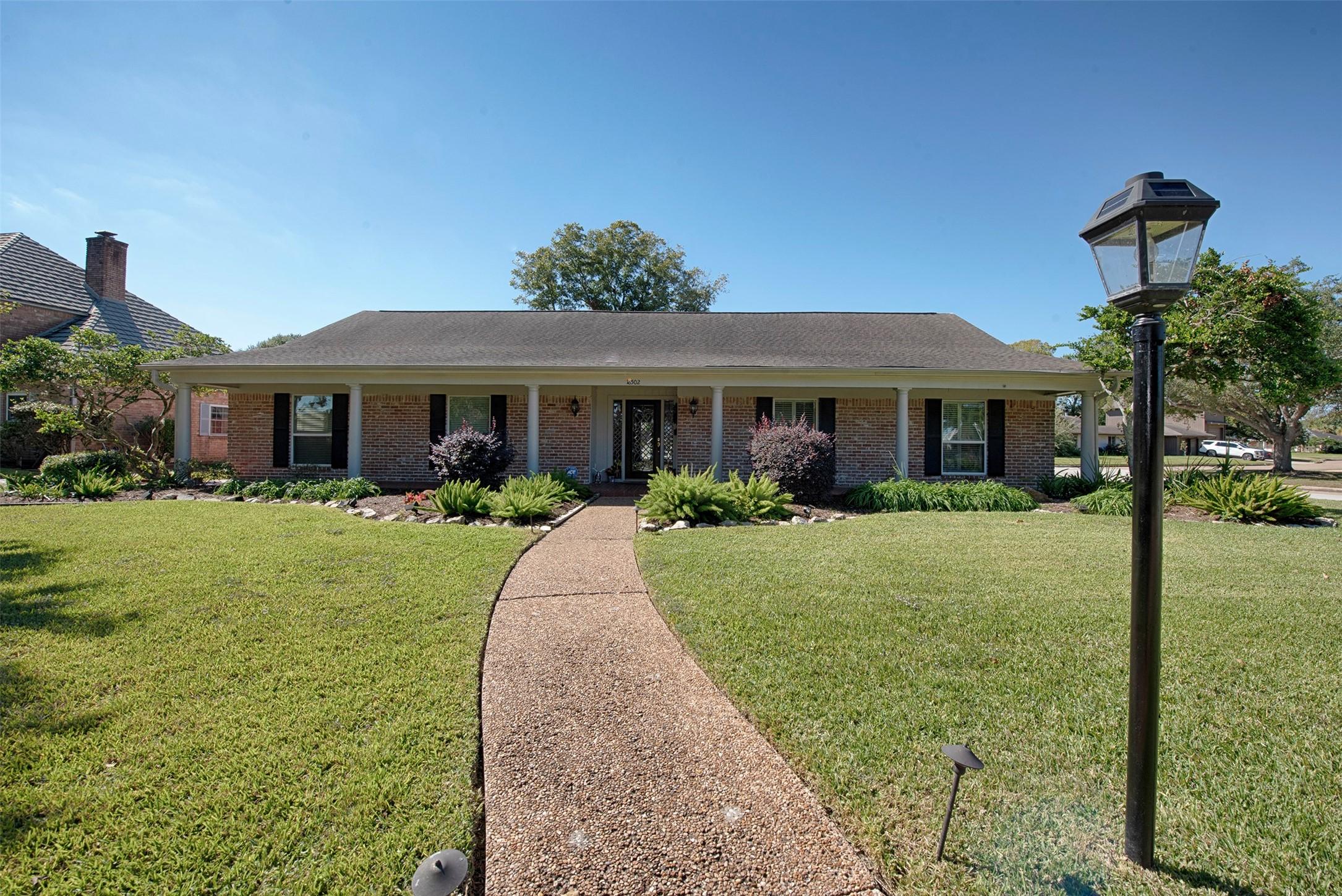 Image 2: Gorgeous single story home located on huge lot wit