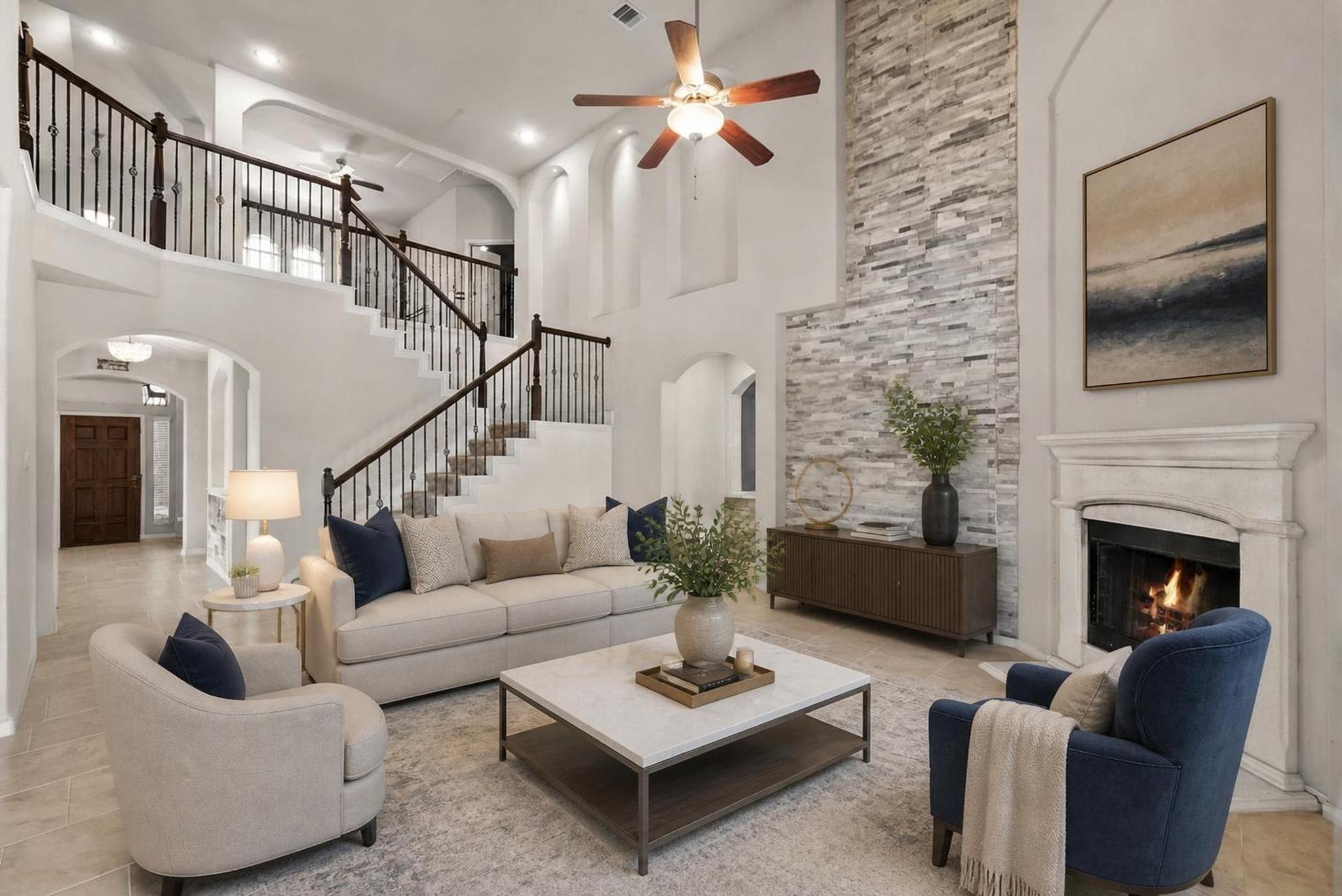 Image 2: Large living room with high ceilings at the at the