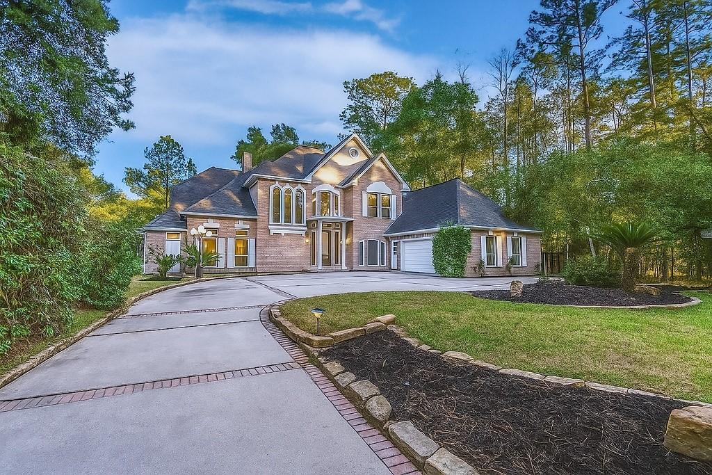 Image 2: Beautiful home with circular driveway