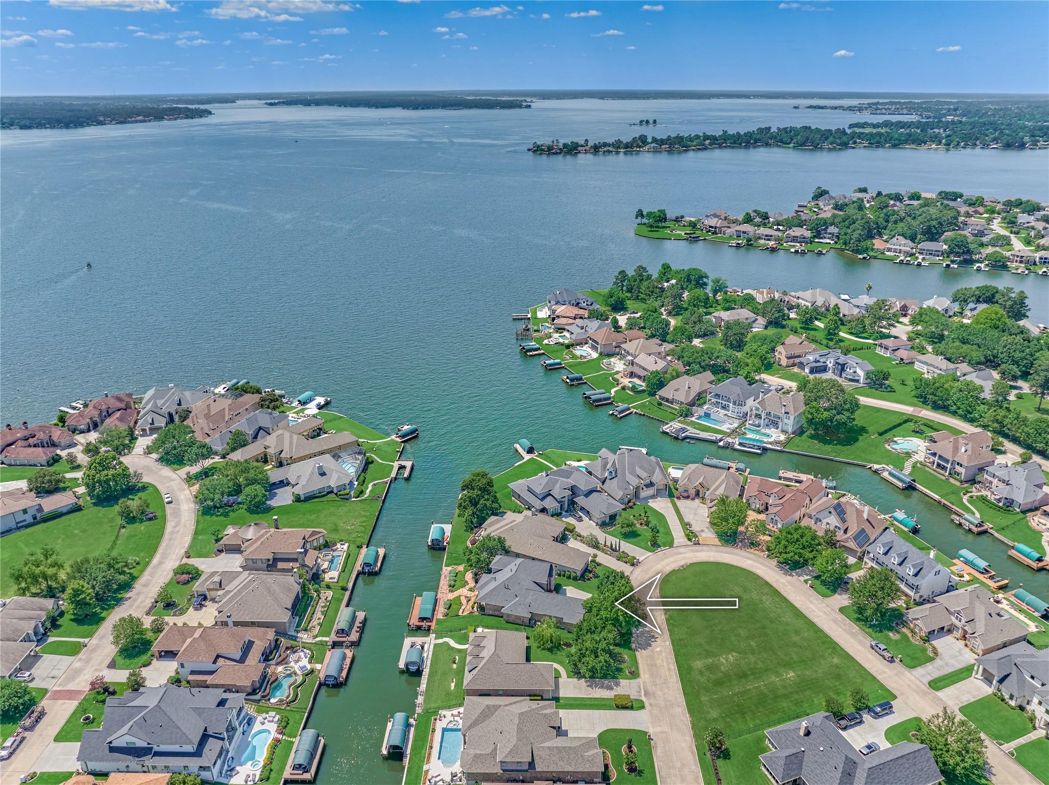 Image 3: Enjoy peaceful, low-traffic living on Lake Conroe