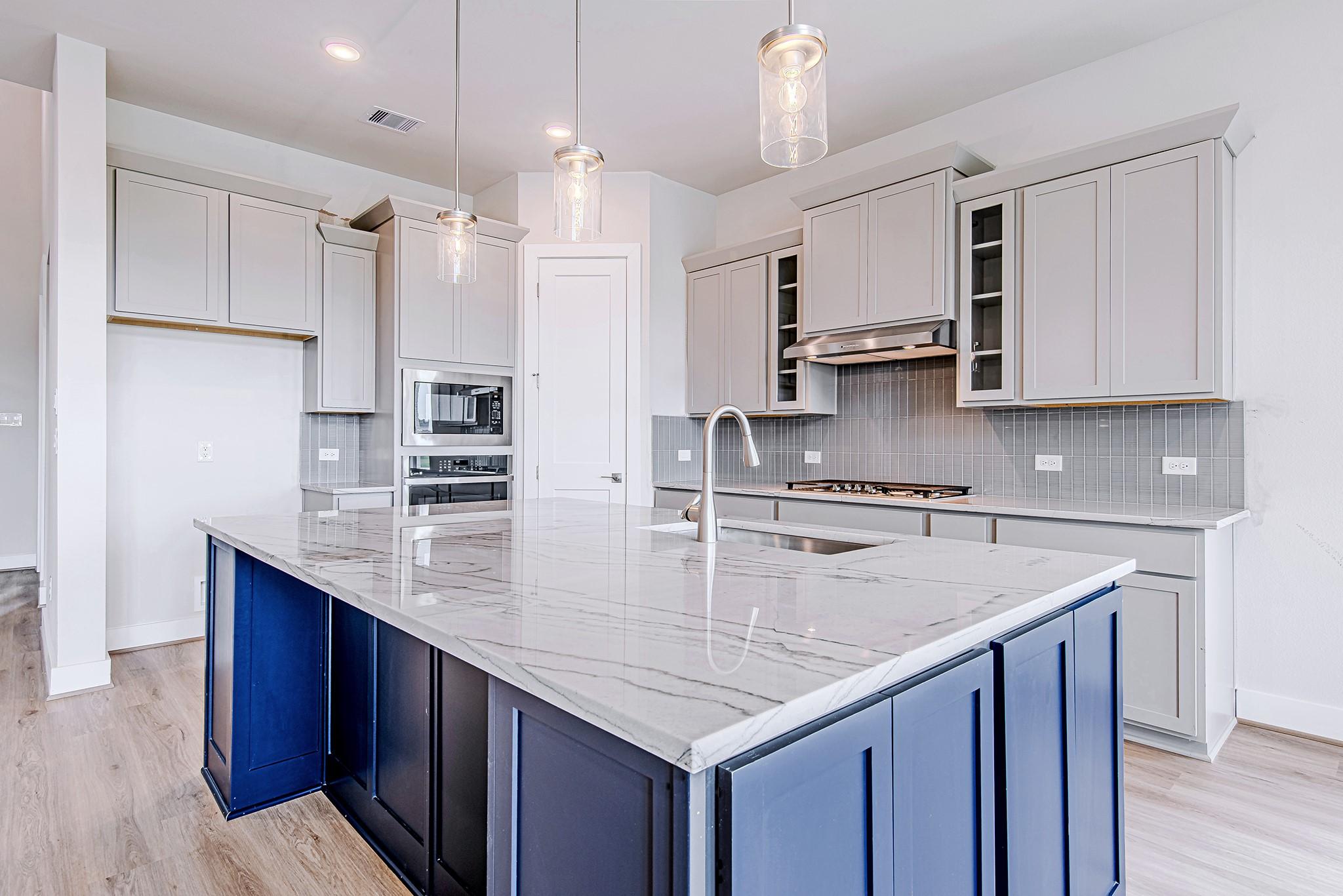 Image 2: Crisp gray shaker cabinets, stainless steel applia
