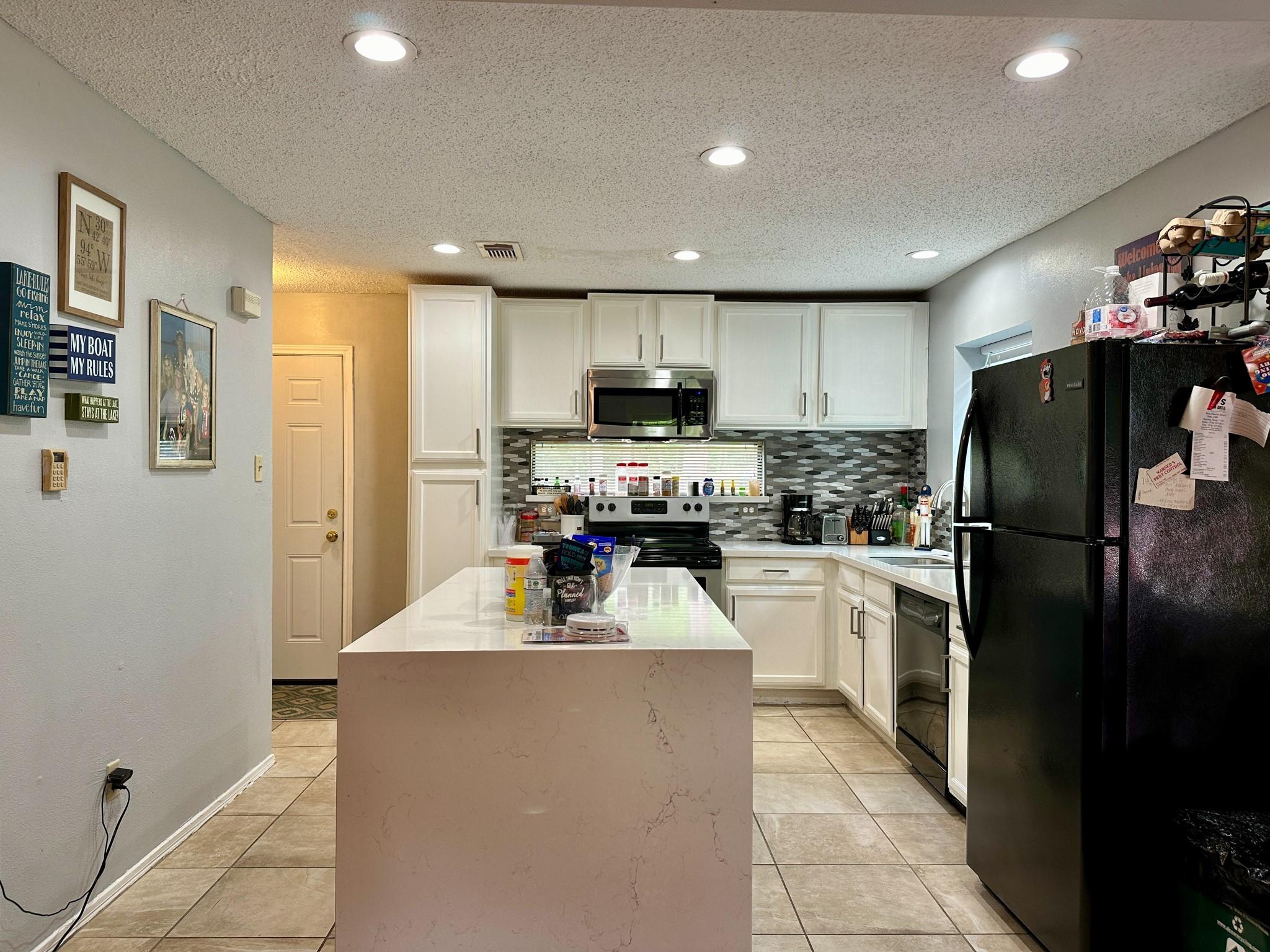 Image 4: Island kitchen