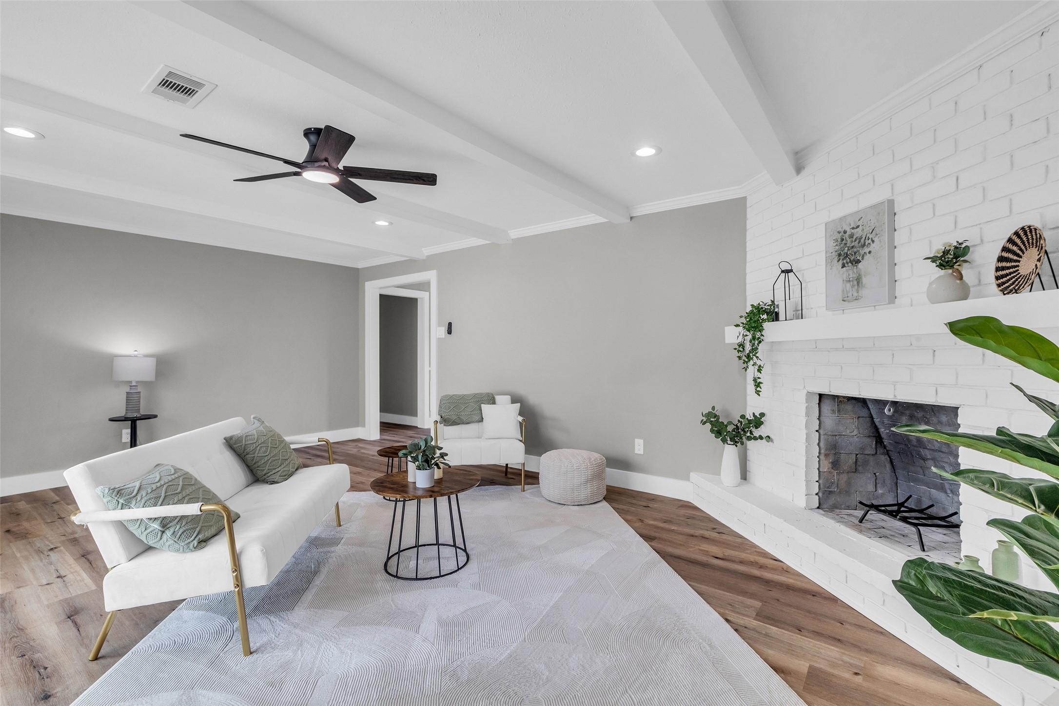 Image 2: Living Room off breakfast and kitchen.