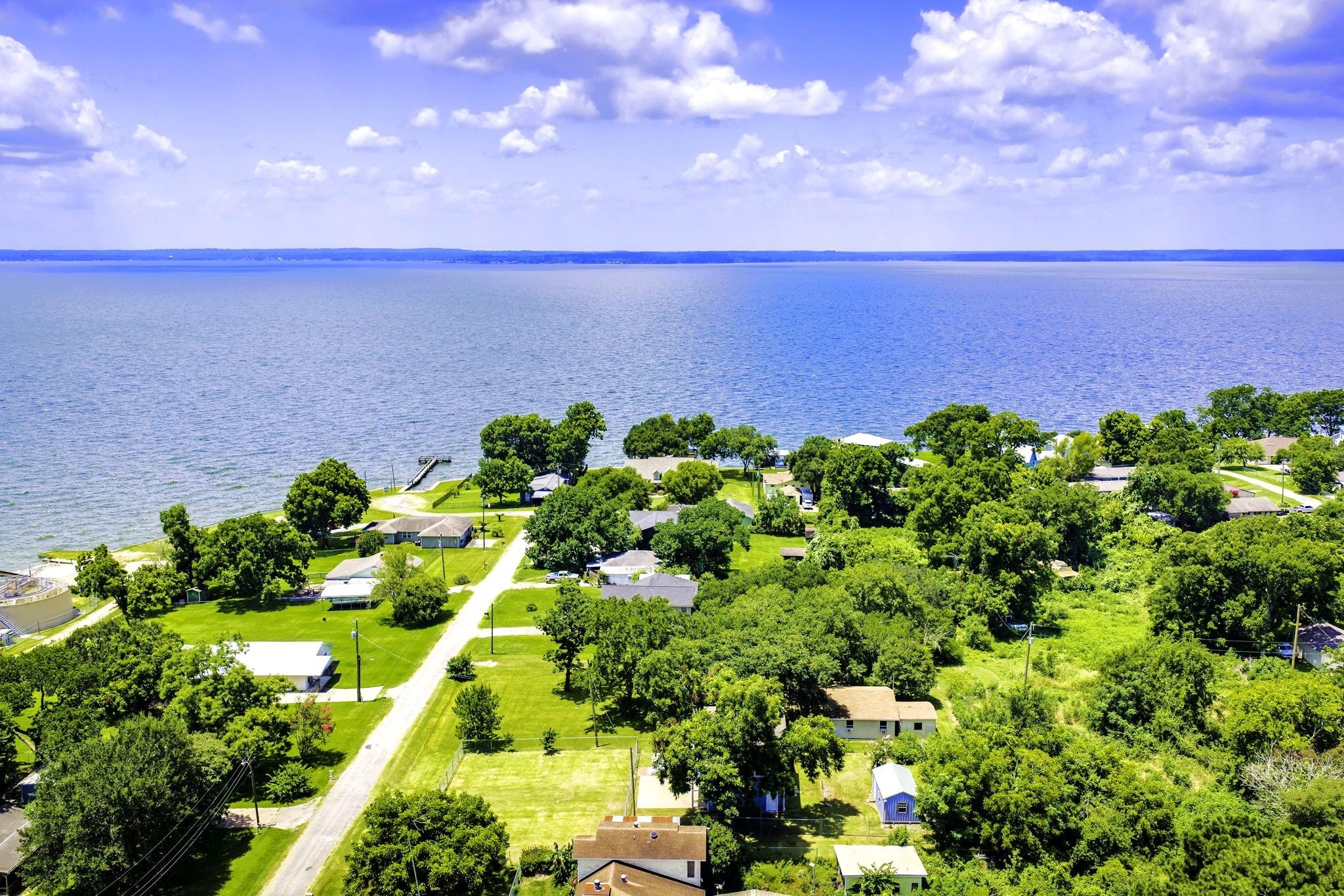 Image 2: Waterfront Community with Subdivision Boatramp/Lak