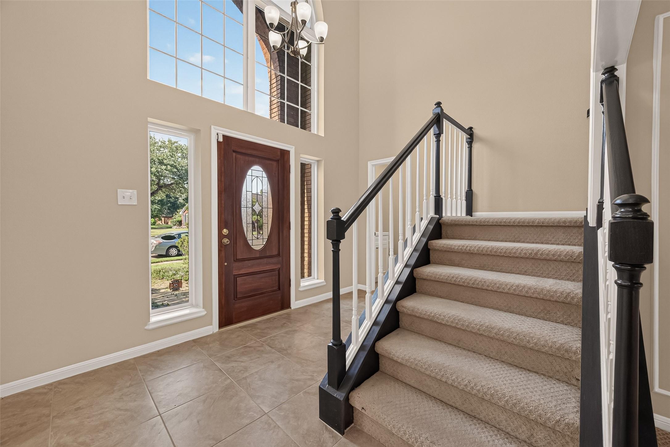 Image 4: New tile in this 2-Story foyer and fresh paint thr