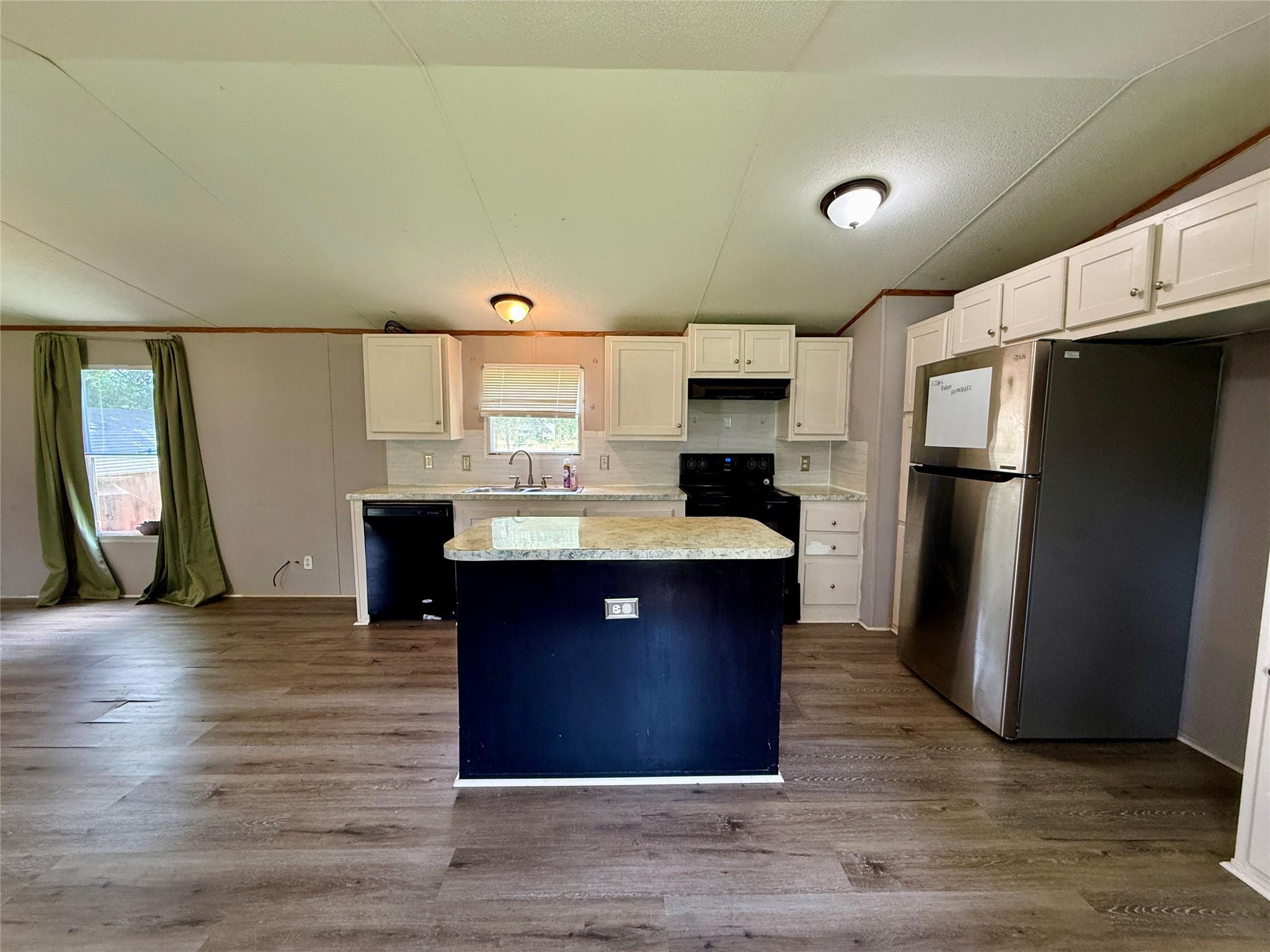 Image 3: Seamless open kitchen, dining, living concept
