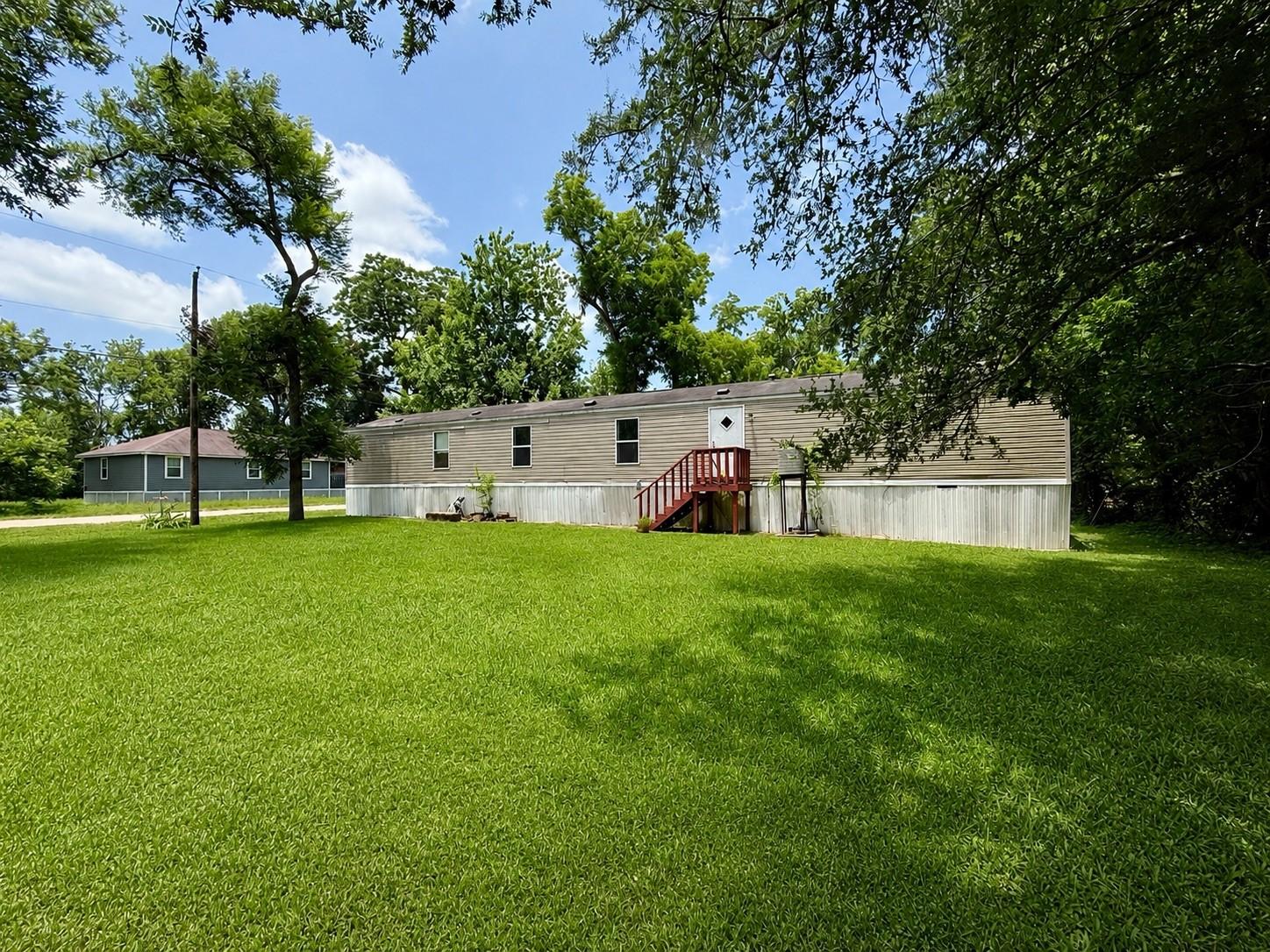 Image 4: Spacious corner lot acreage