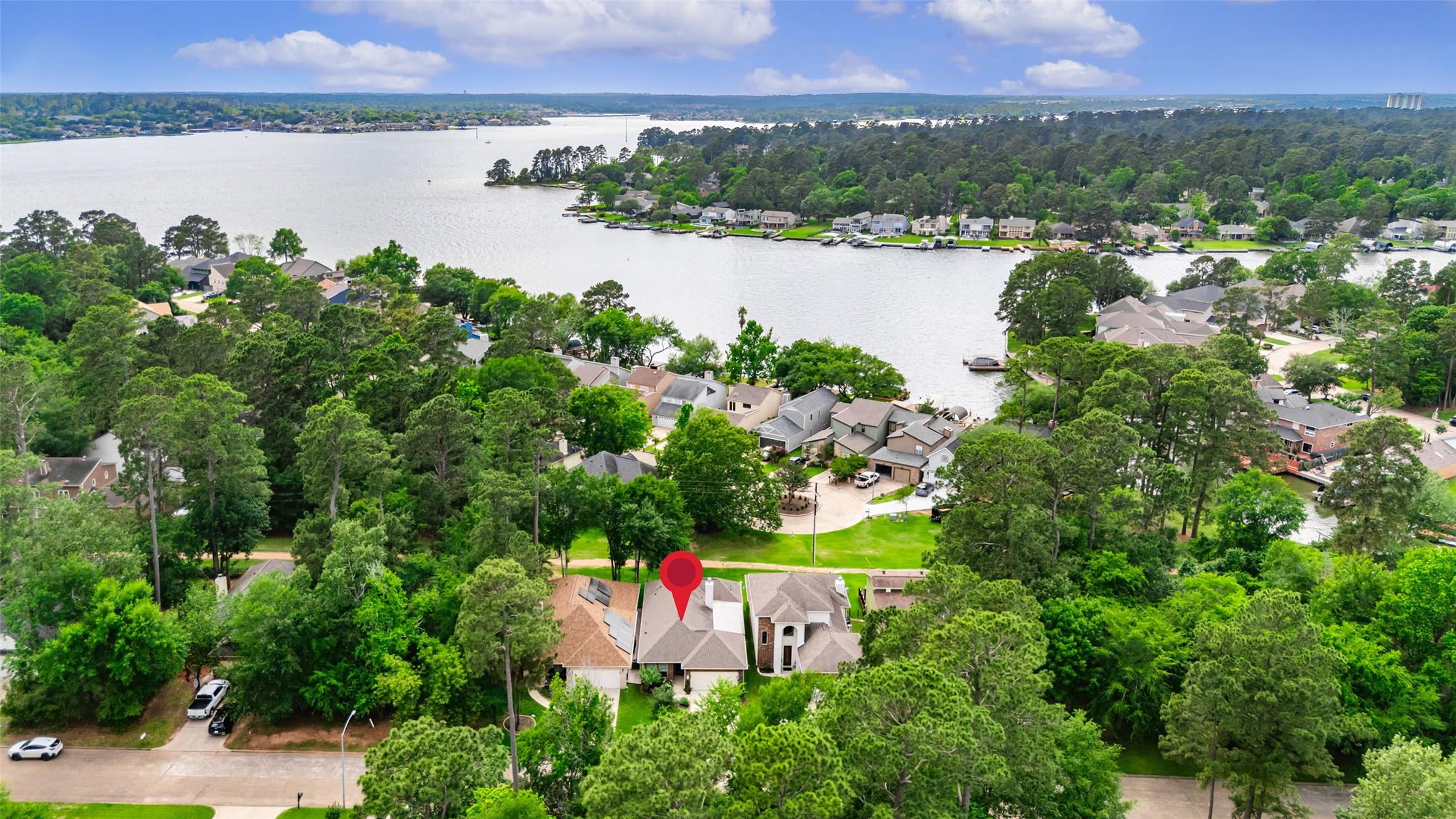 Image 1: Fantastic home in a lakefront community with ameni