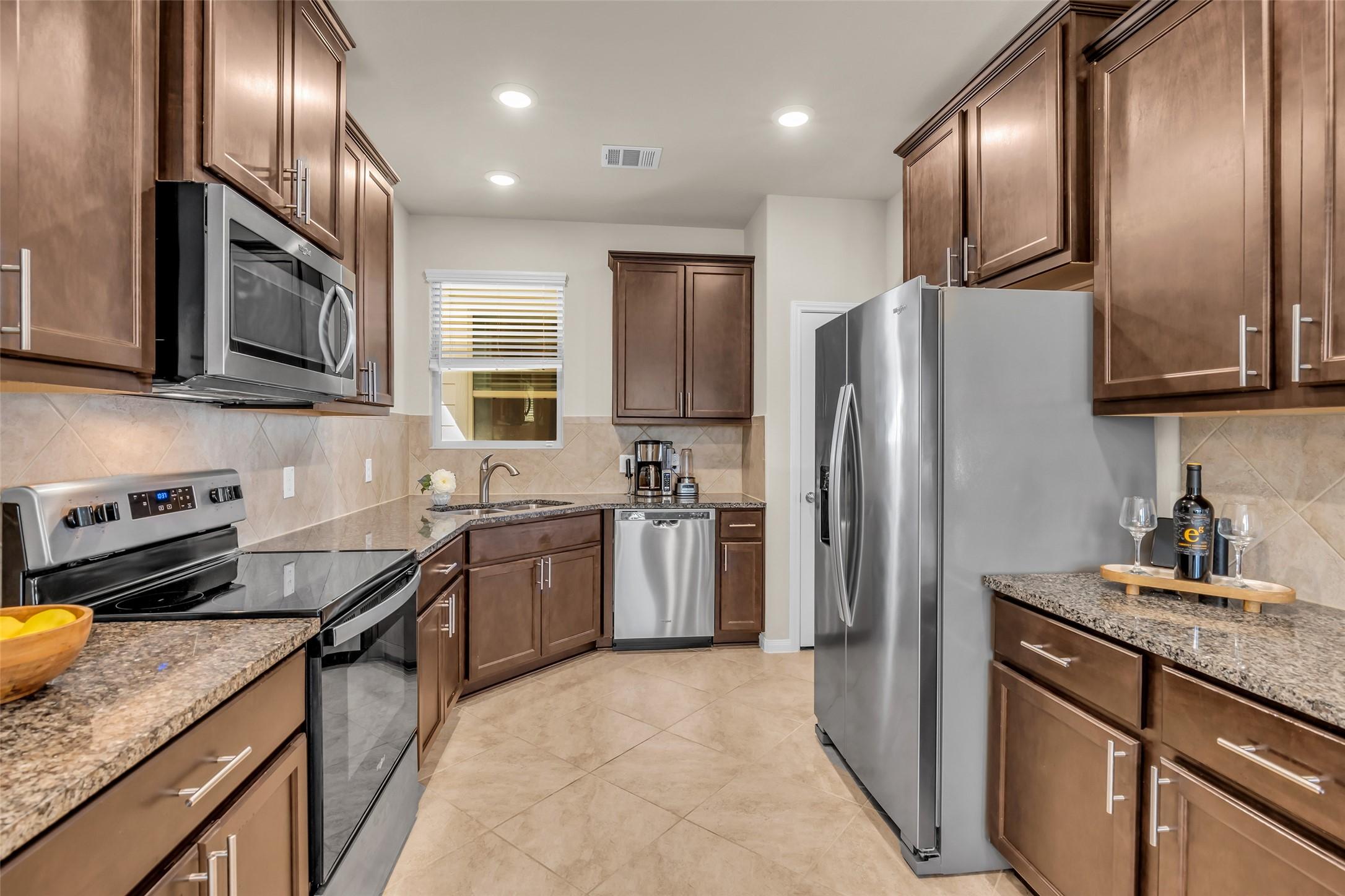 Image 4: Modern kitchen features stainless steel appliances