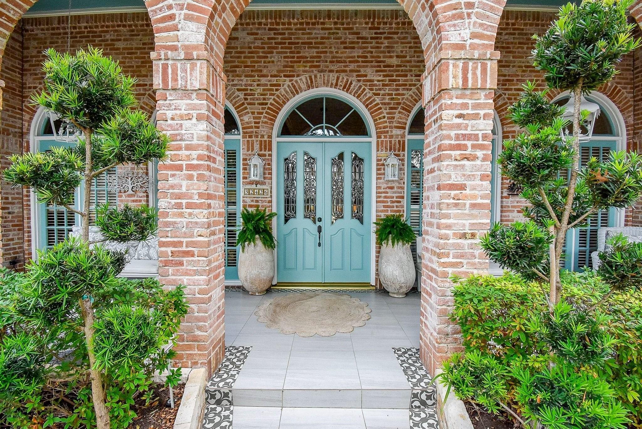 Image 4: Double leaded glass doors.