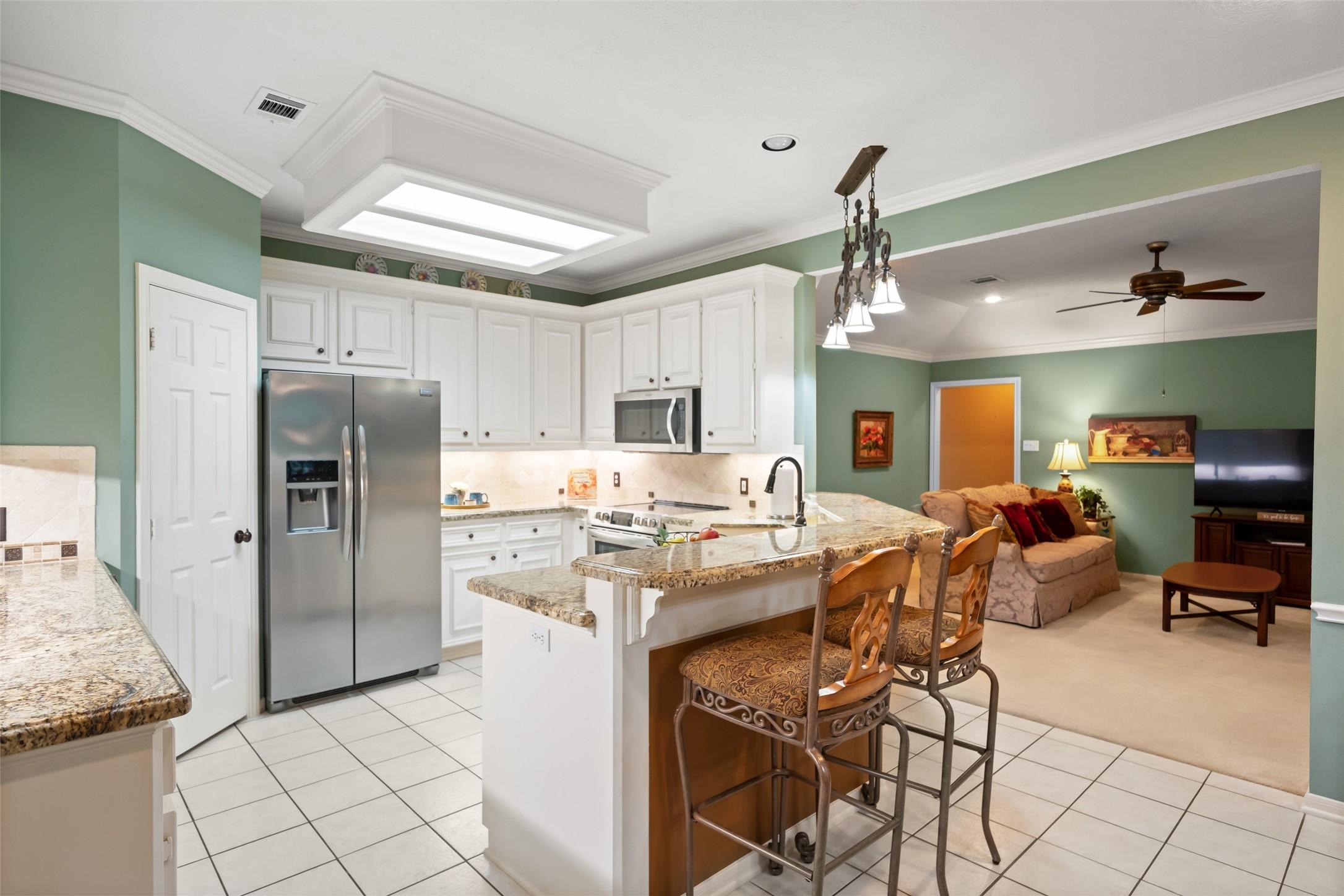 Image 4: 9' ceilings make this home feel much bigger than i