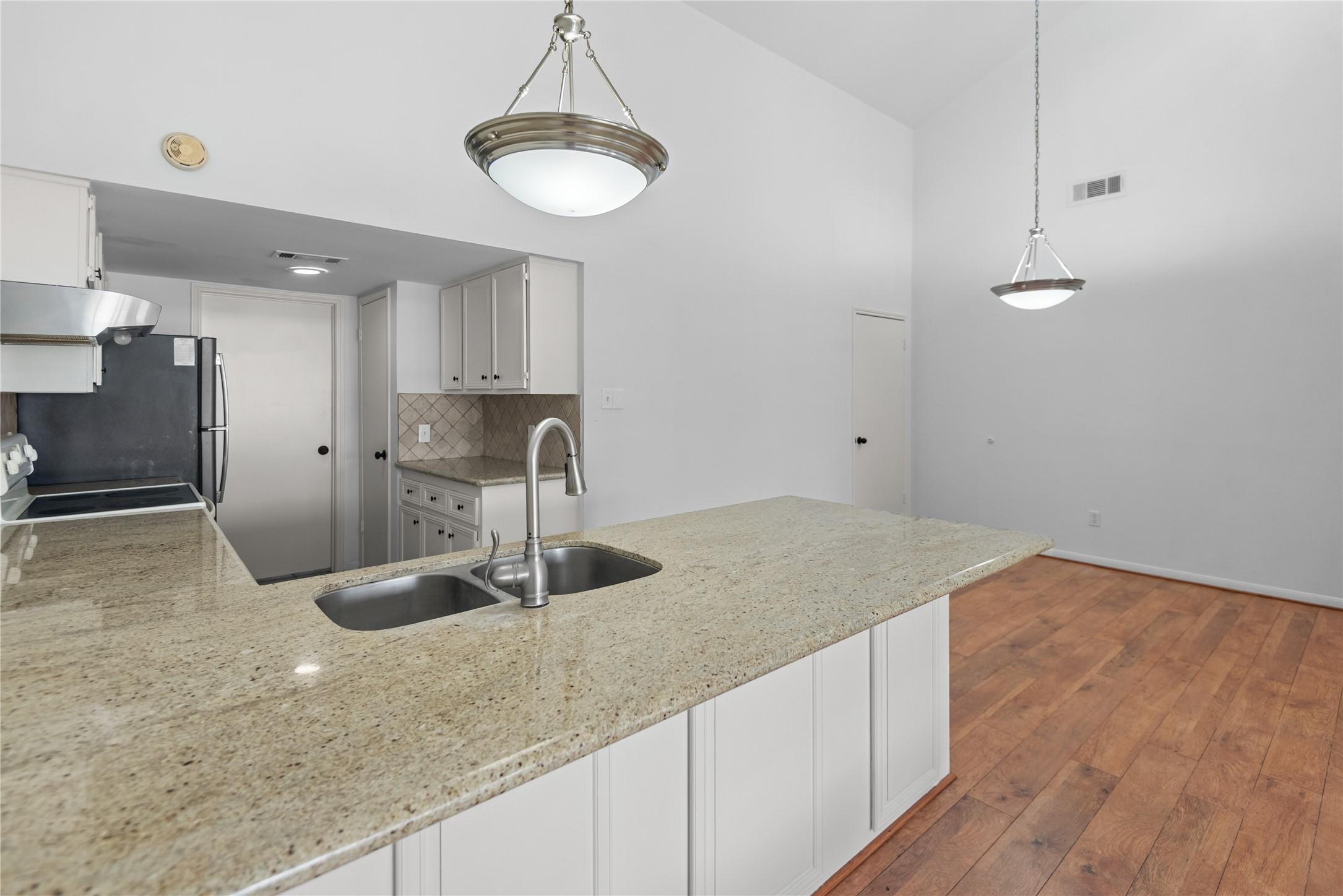 Image 2: Kitchen peninsula with granite countertops, double