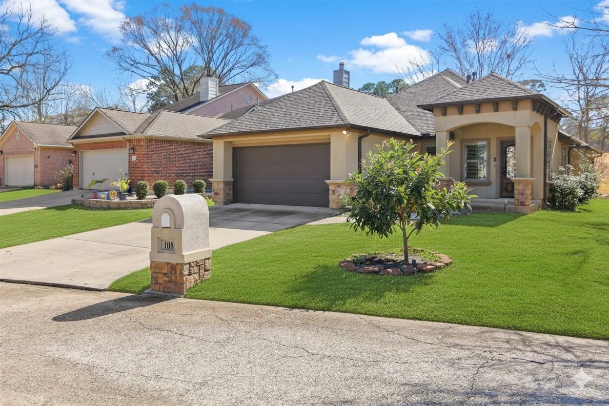 Image 1: Charming 1.5 story home located on the 10th green