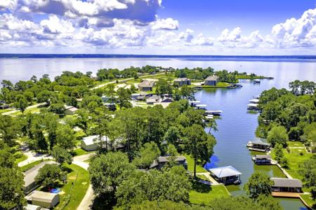 305 Lakeshore Dr