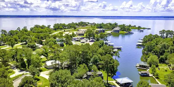 305 Lakeshore Dr