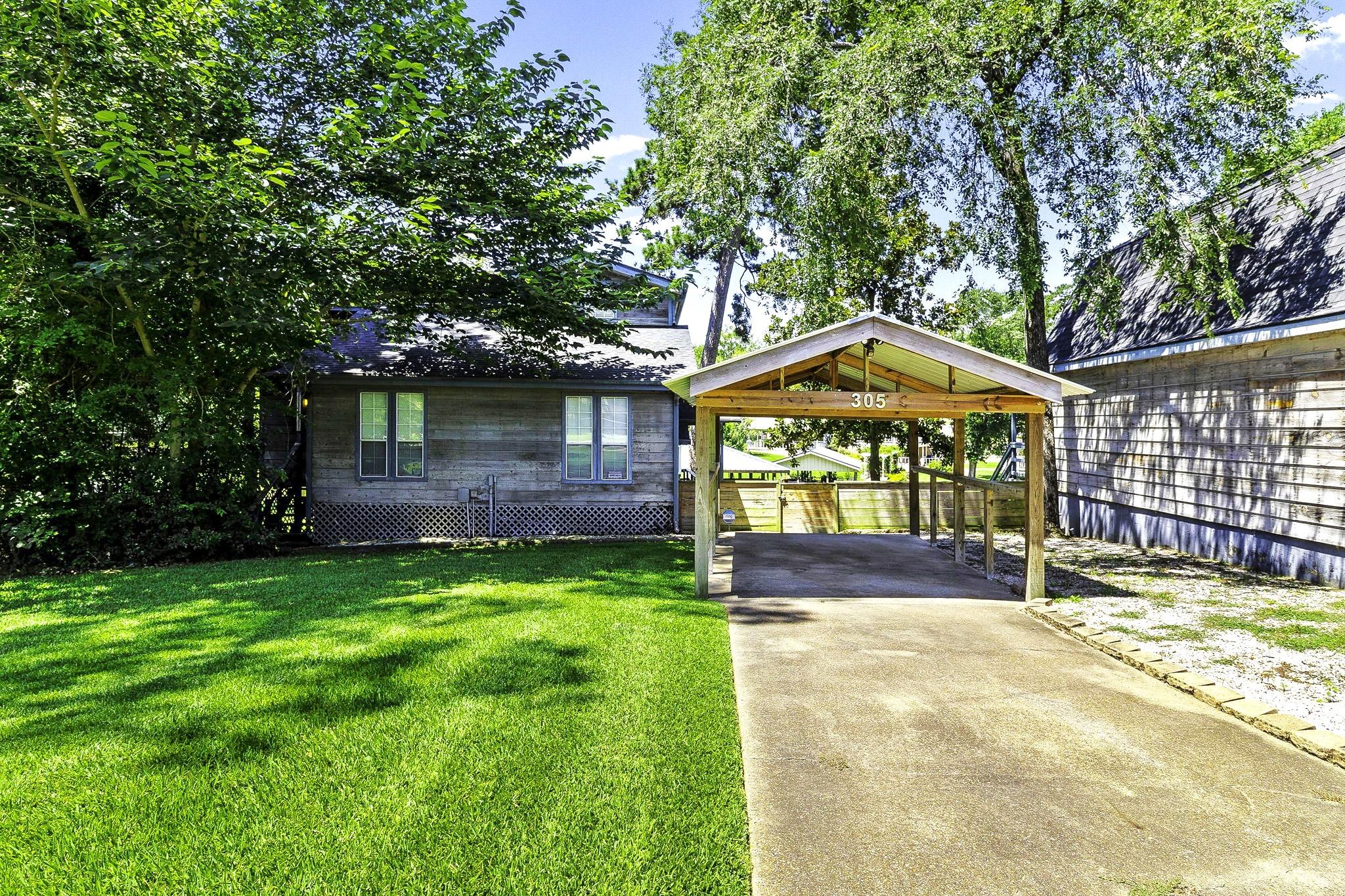 Image 4: Welcome to 305 Lakeshore - Cedar Lake Home on 3 Wa