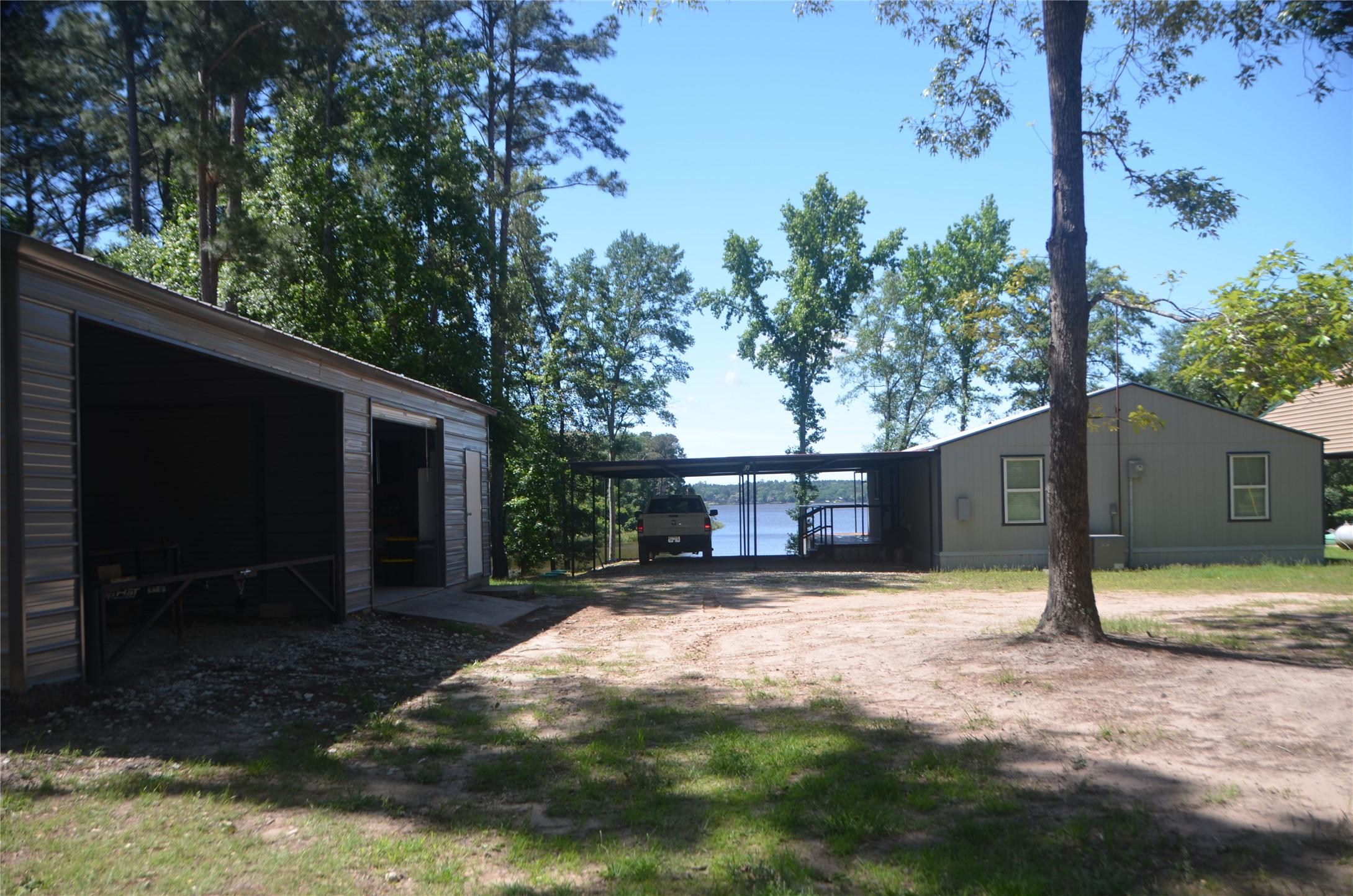 Image 2: Amazing Lakefront Property with tons of room and W