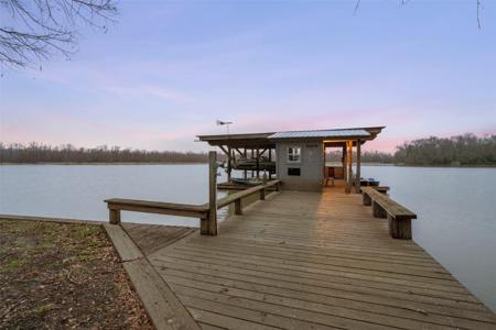 211 W Lakeside Drive