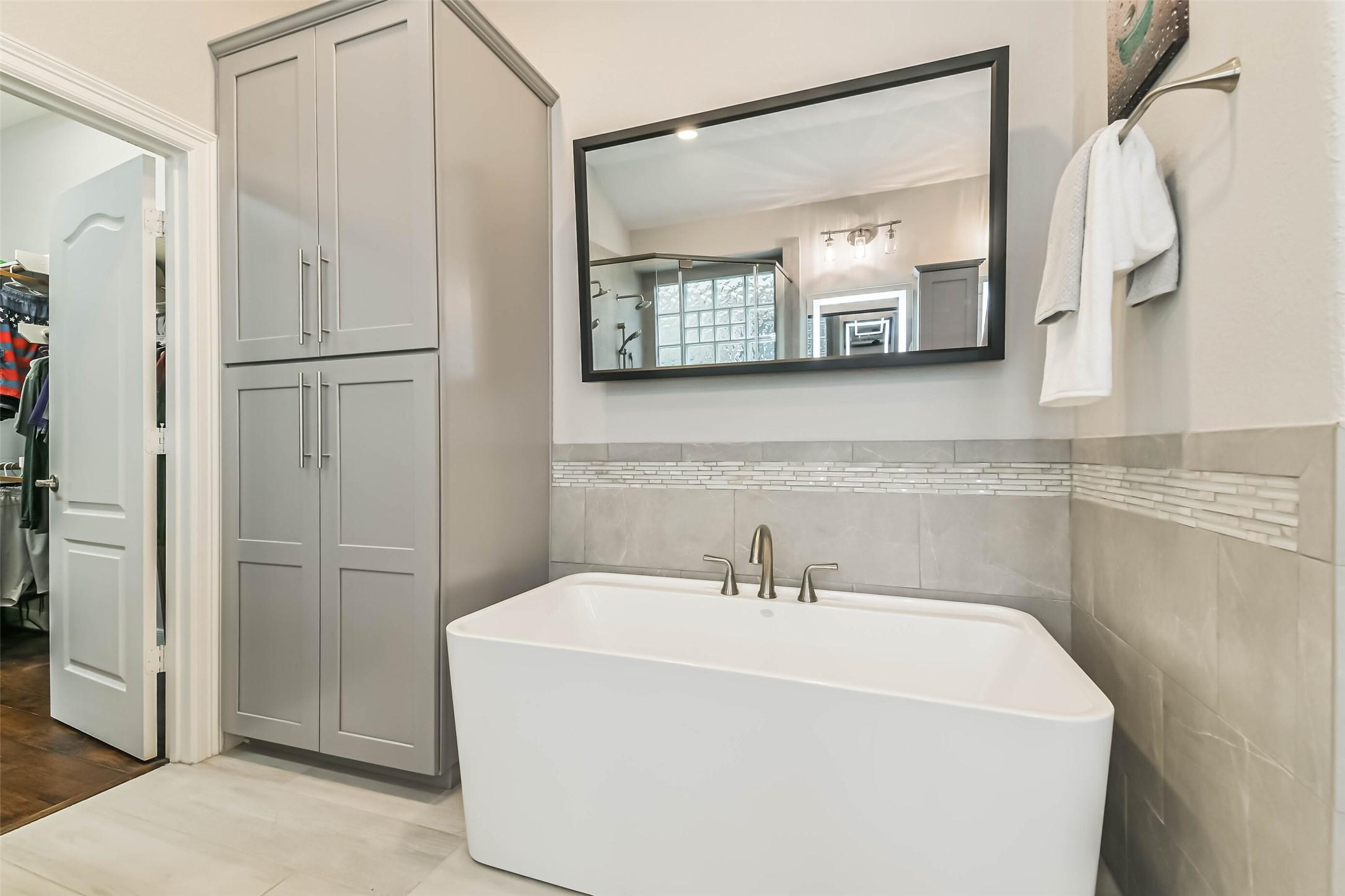 Image 3: Indulge in spa inspired comfort with a soaking tub