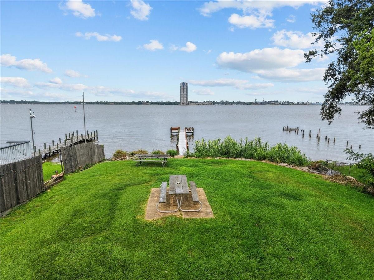 Image 3: Neighborhood Fishing Pier and picnic area, private