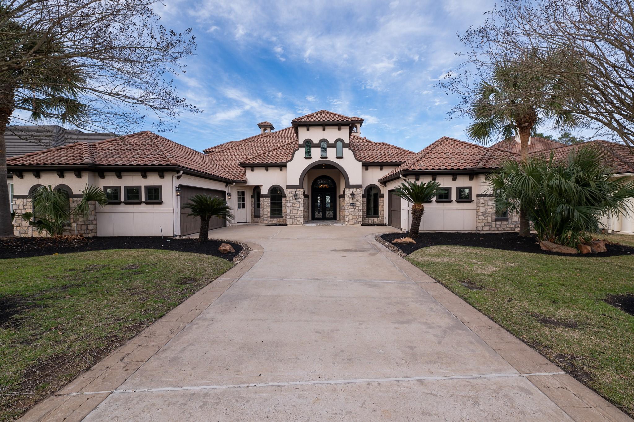 Image 3: OVERSIZED DRIVEWAY