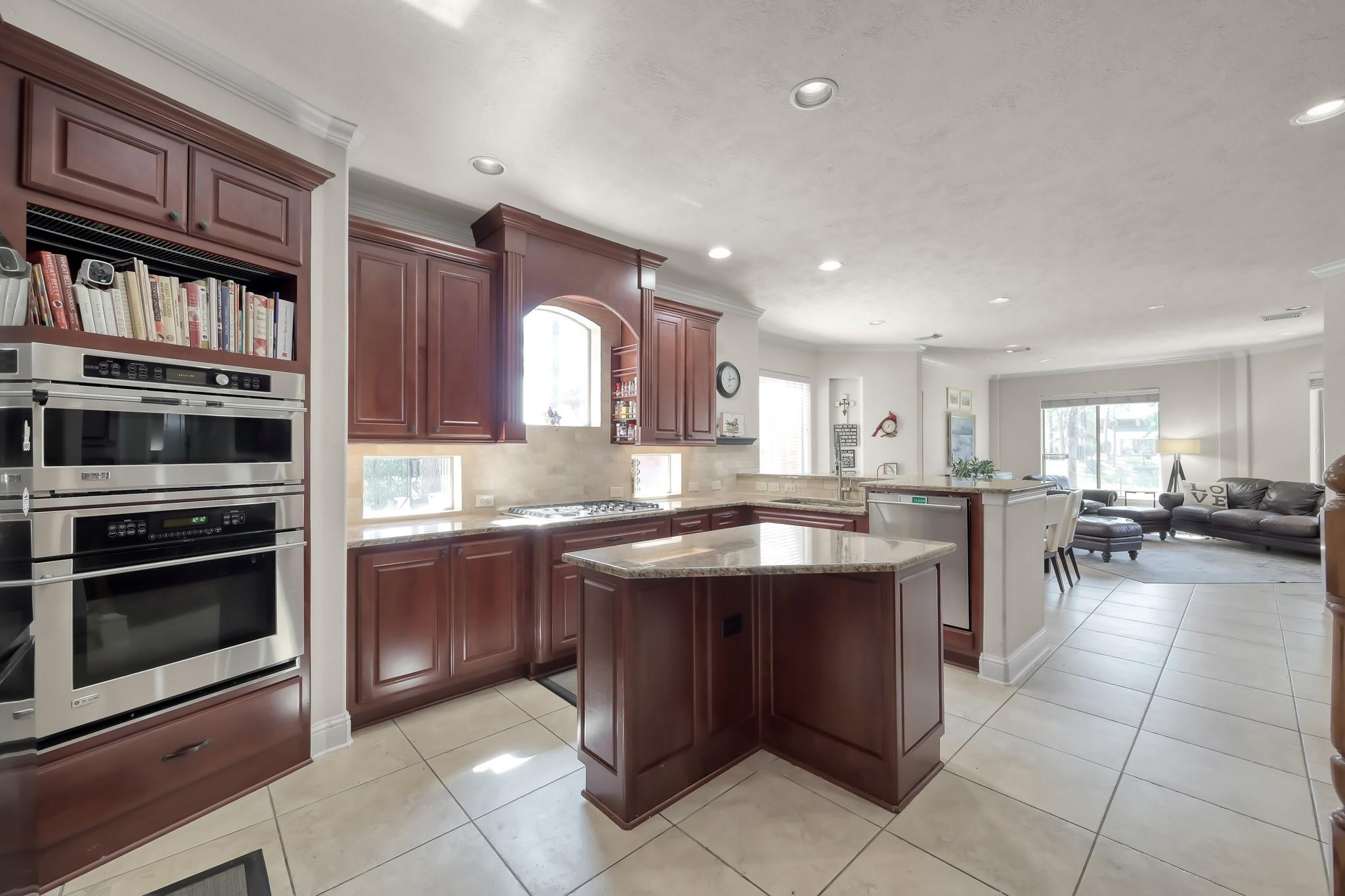 Image 4: Truly a room the Chef of the house will love. Gorg