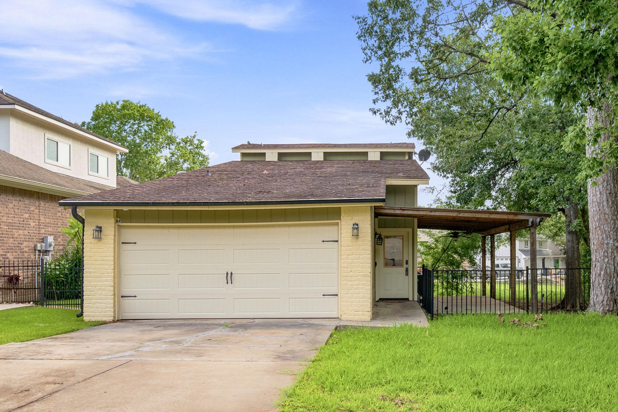Image 1: Charming home in Walden on Lake Conroe, offering s