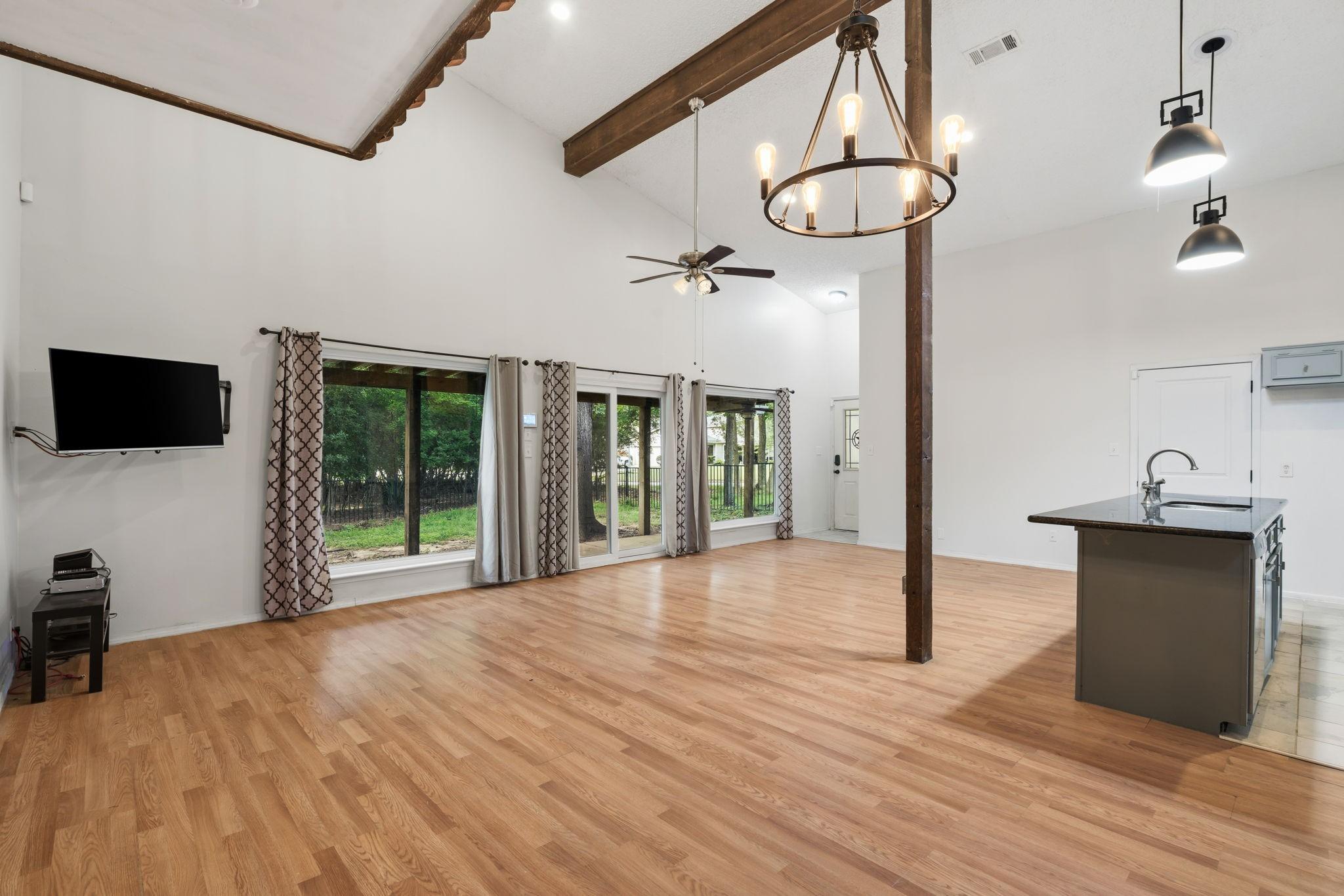Image 4: Expansive dining area with large windows showcasin