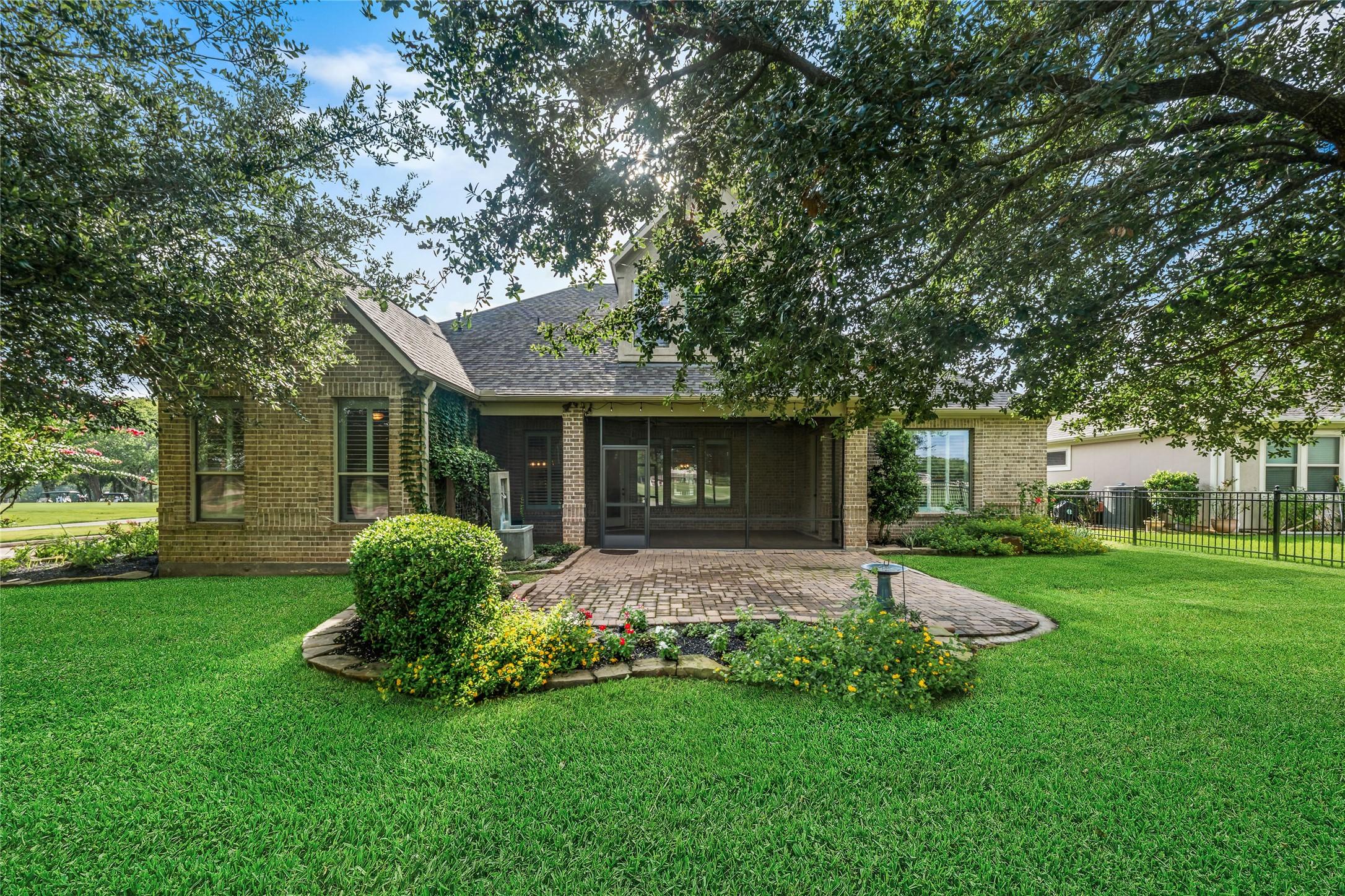 Image 4: Enjoy peaceful golf course living from the spaciou