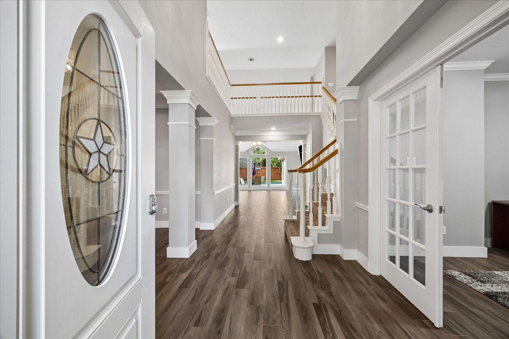 Image 3: Bright entrance