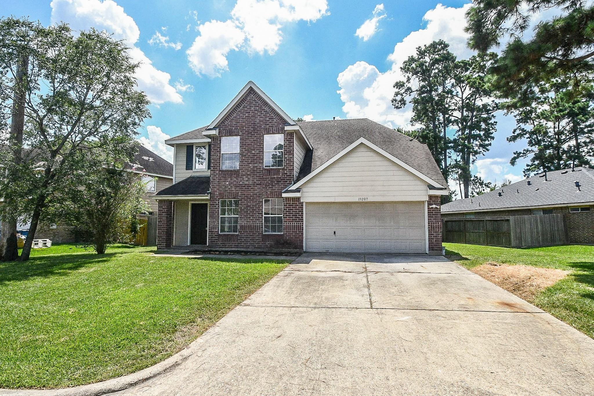Image 2: spacious driveway