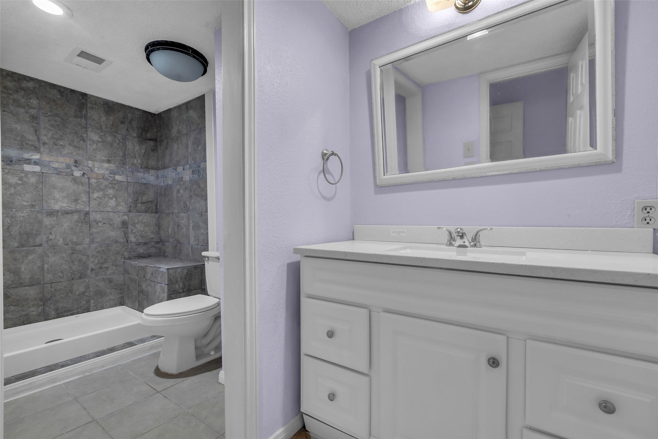 Image 4: Entry bathroom