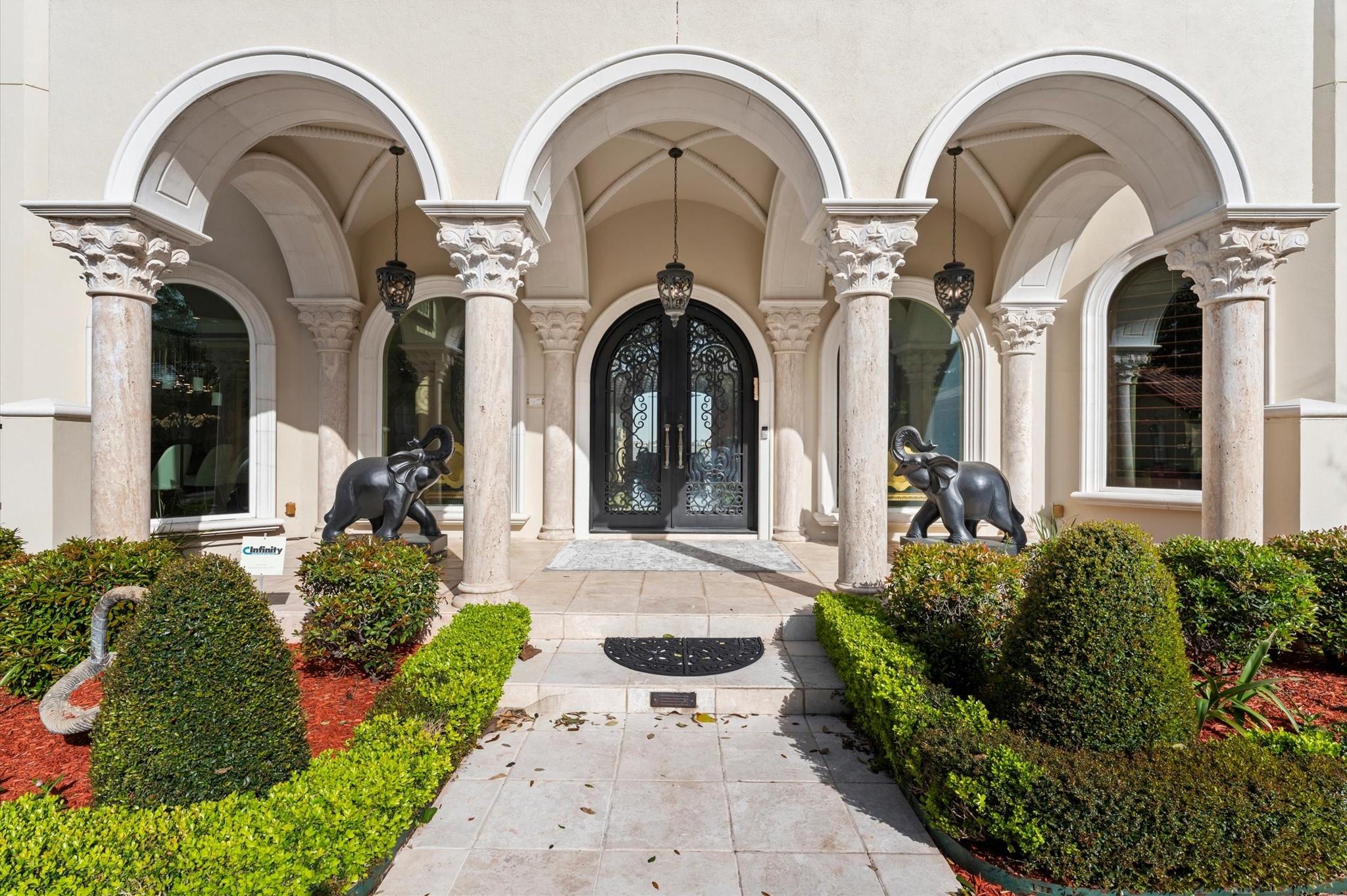 Image 4: Beautiful limestone columns, oversized arched wind