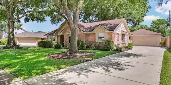 Image 2: Living in El Lago has it all!  A community that is