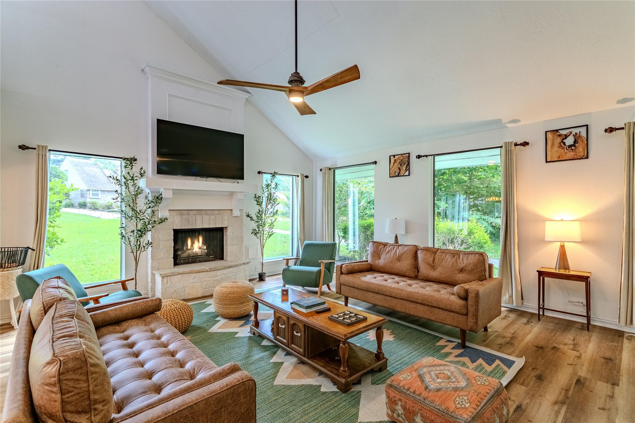 Image 3: What a great place to visit with a friend or watch