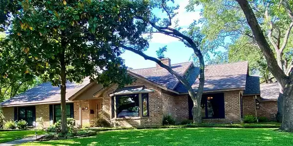 102 Whispering Oaks Drive