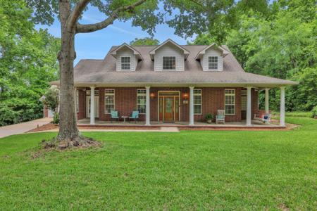 69 Lake Oaks Circle