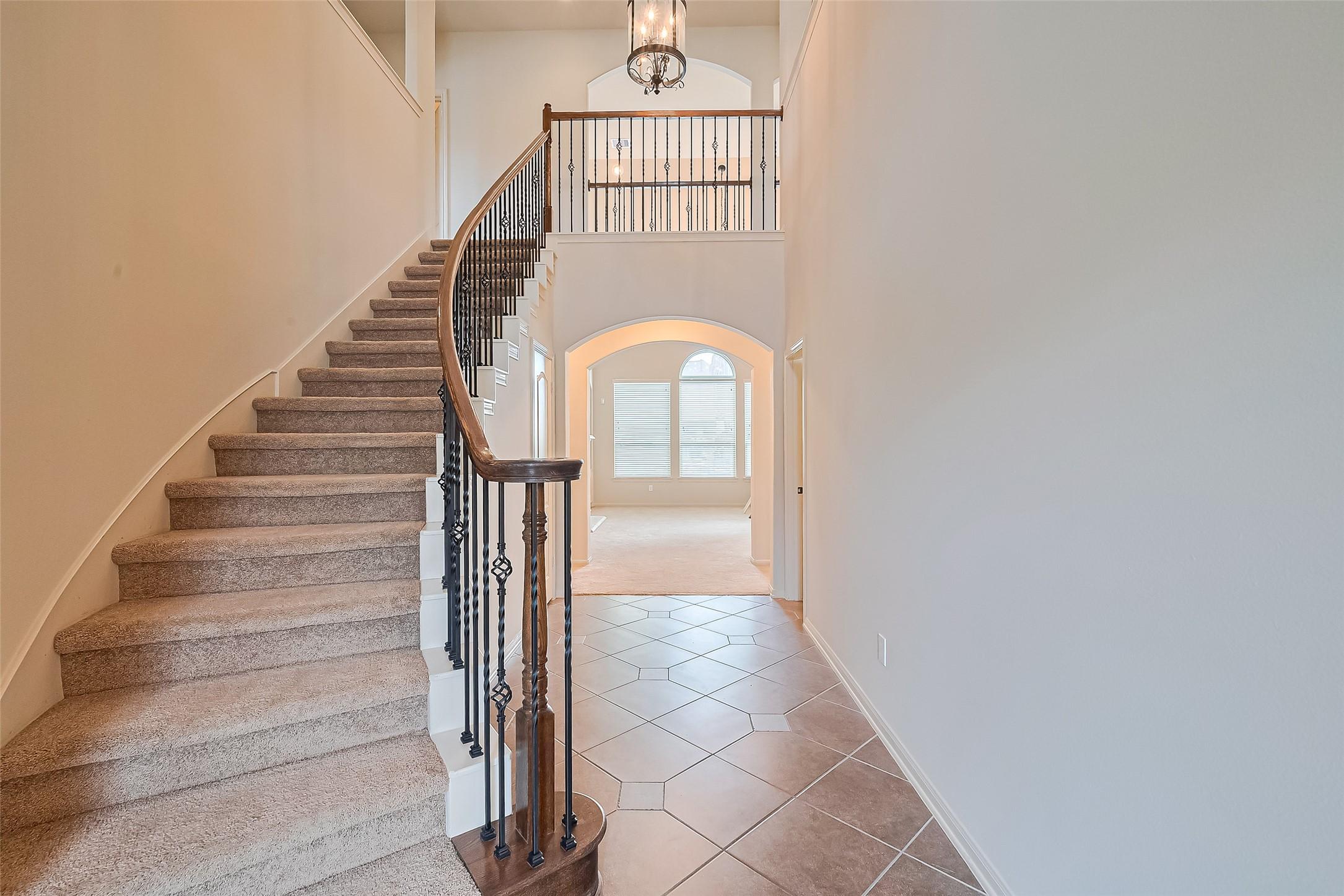 Image 4: Bright and welcoming entry foyer.