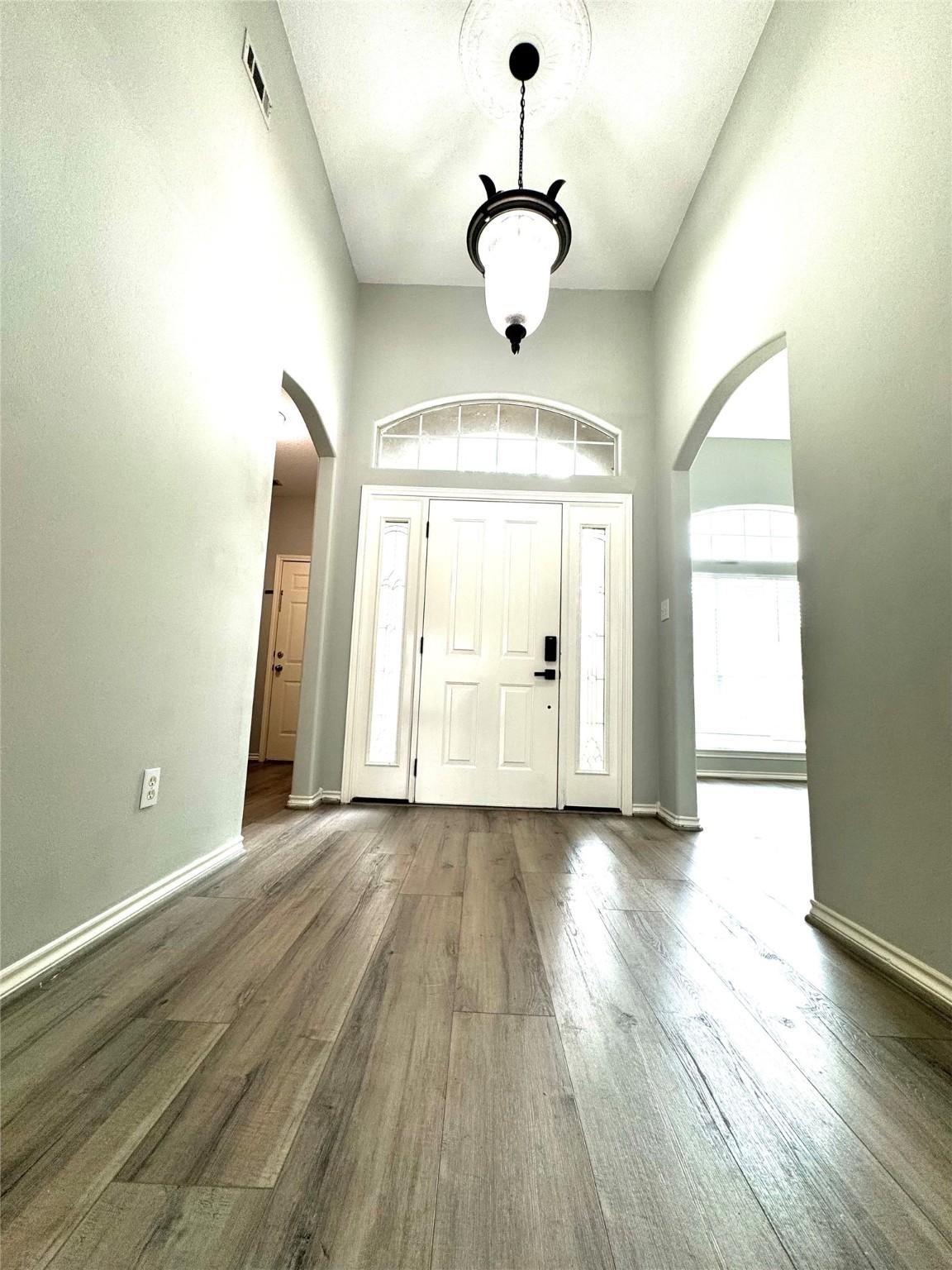Image 3: Incredible foyer