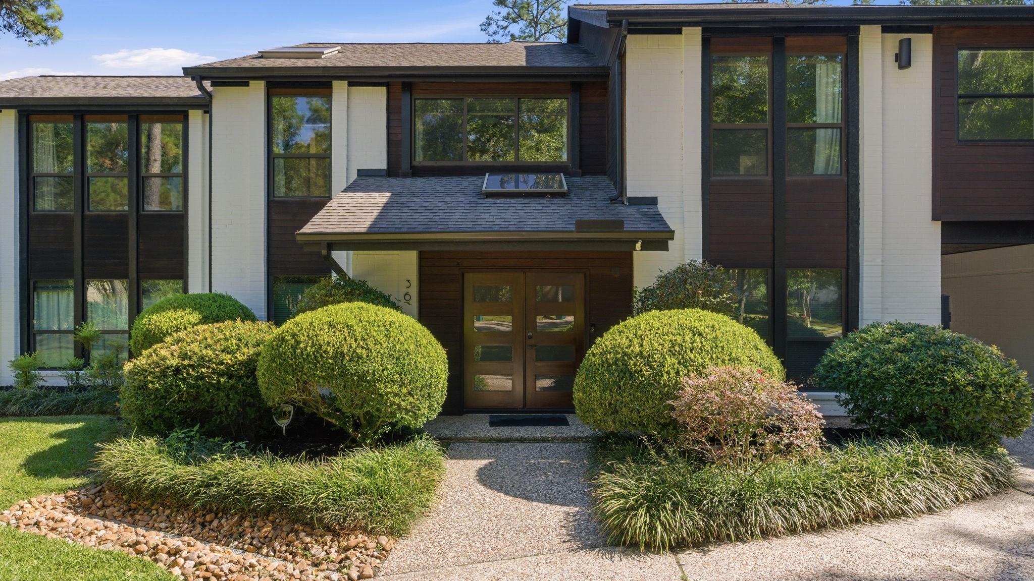 Image 4: Welcome home to 36 W Wedgewood Glen Circle - mid c