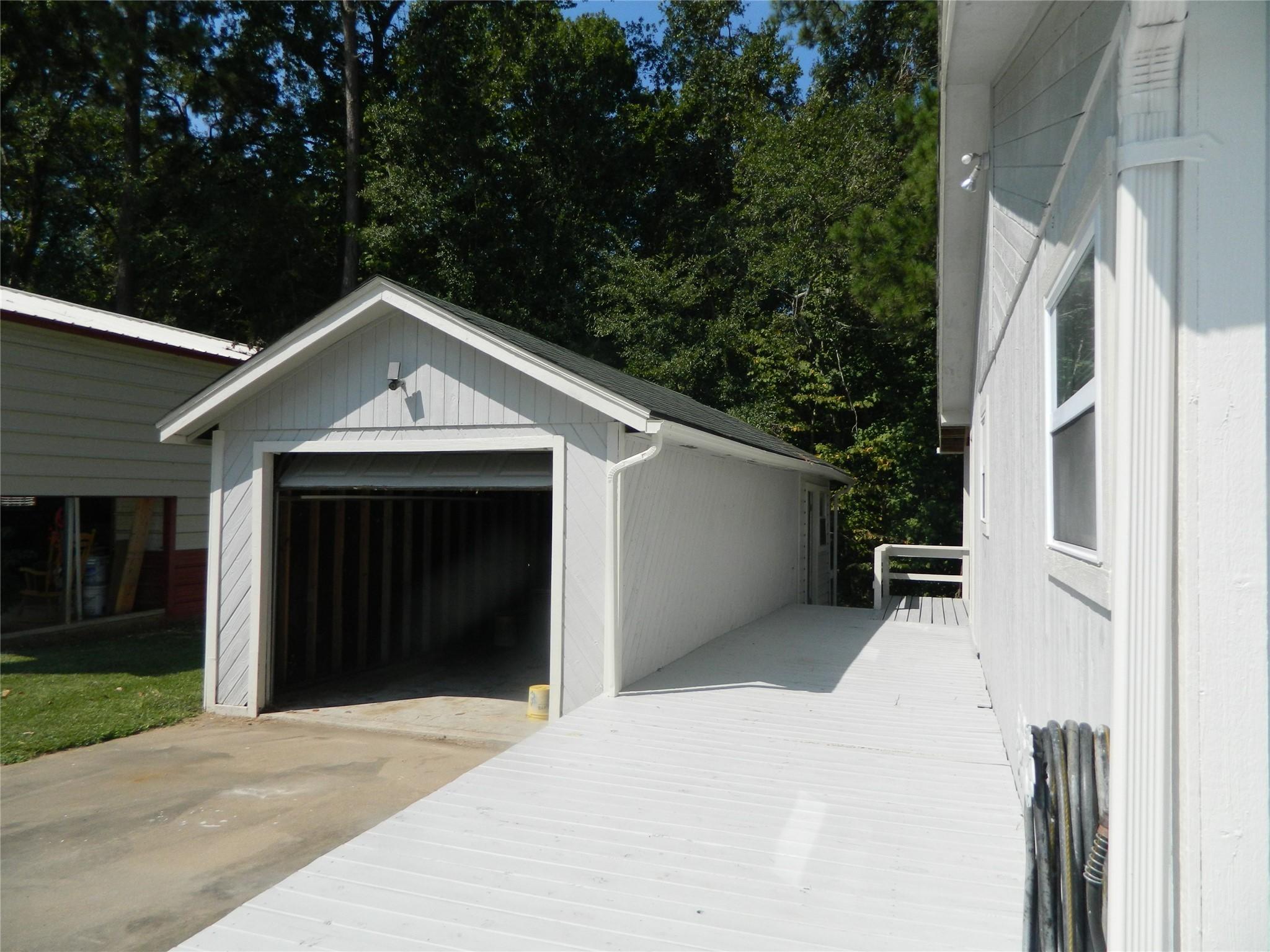 Image 2: garage