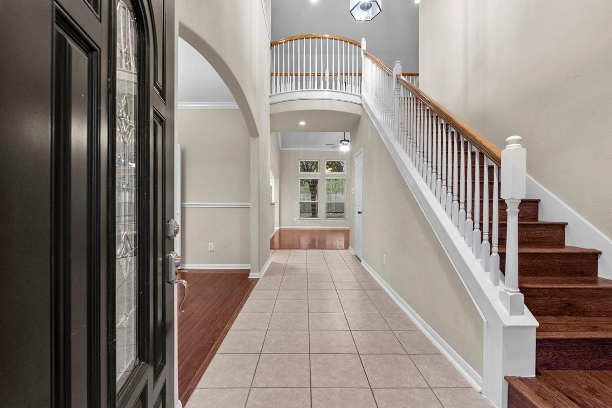 Image 4: Inviting, Large Open Entry!!