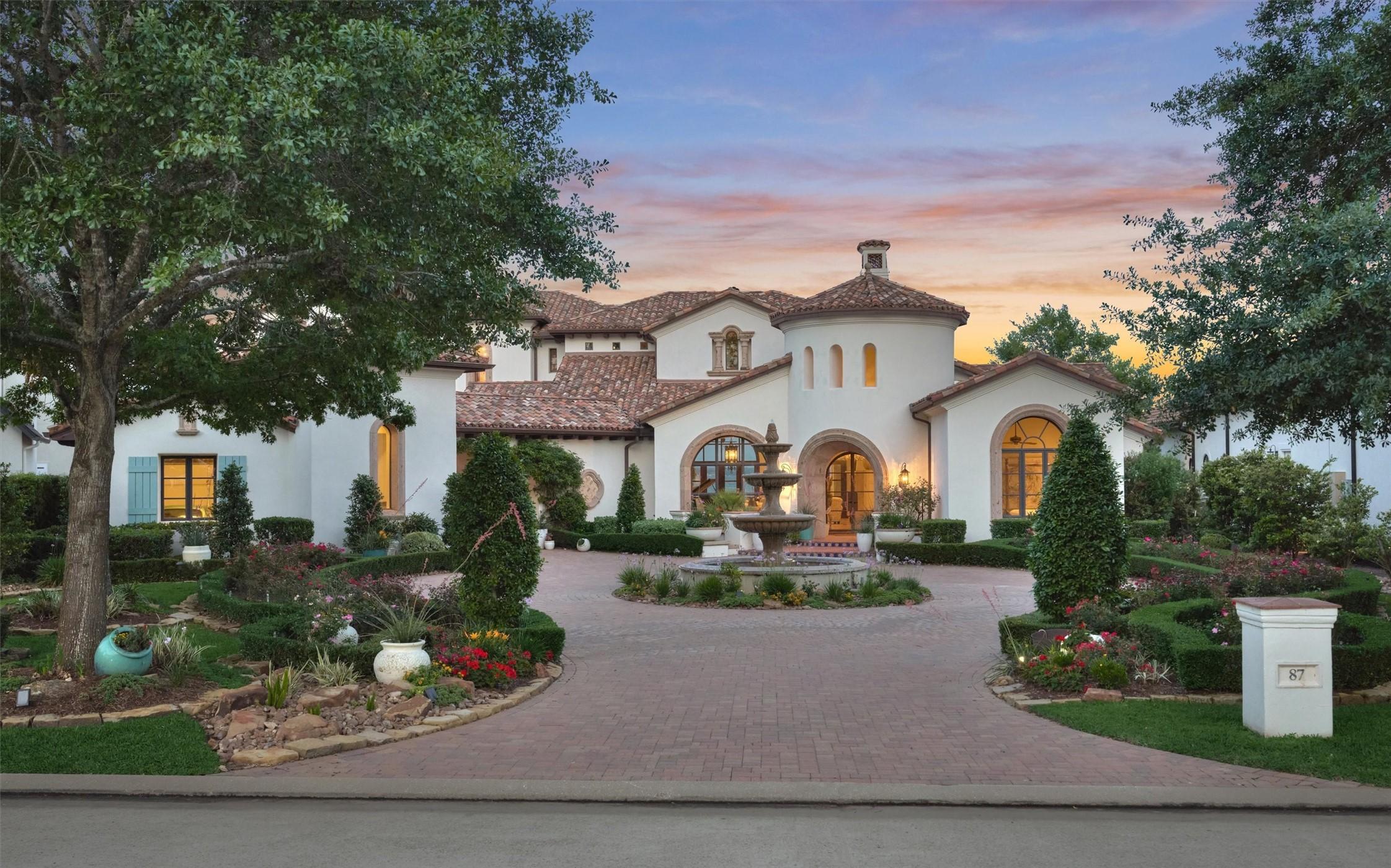 Image 3: The timeless look and feel of a stone paver drive