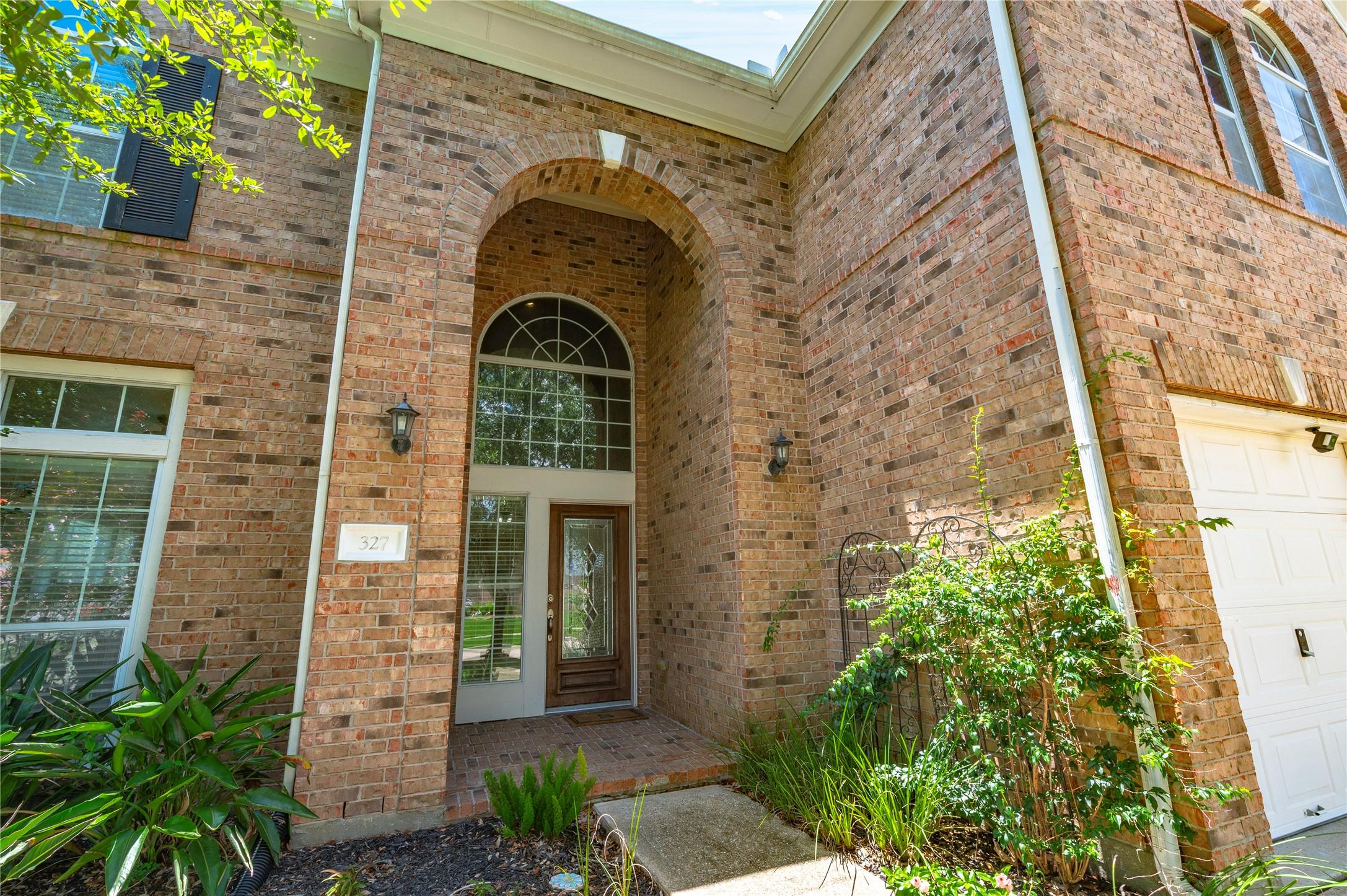 Image 4: Covered front entryway with archway spanning up to