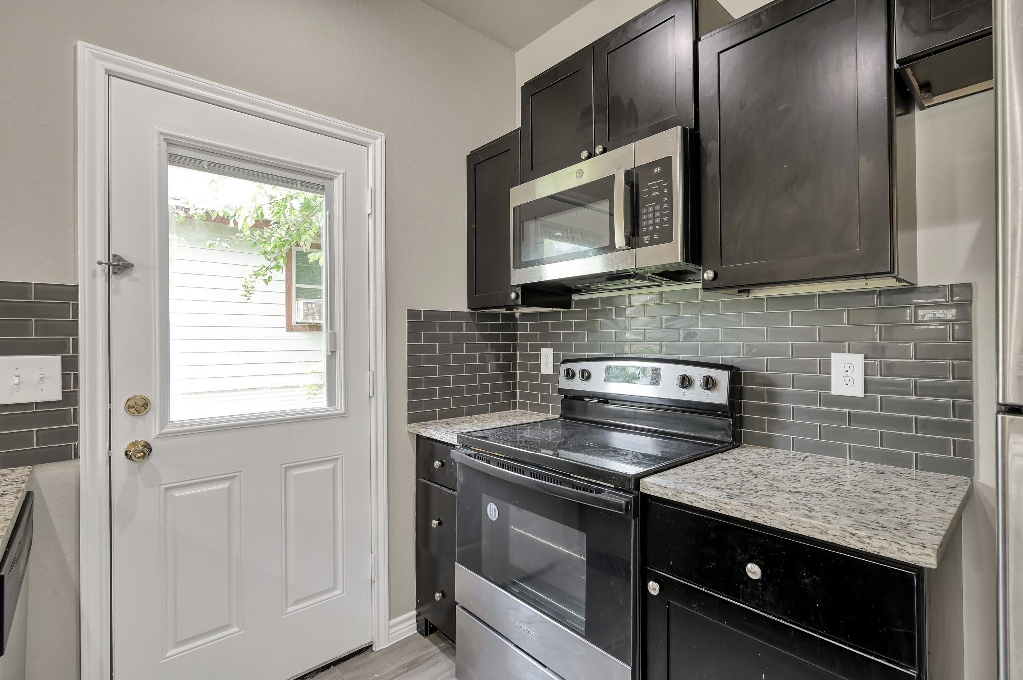 Image 4: Beautiful black backsplash and black cabinets!