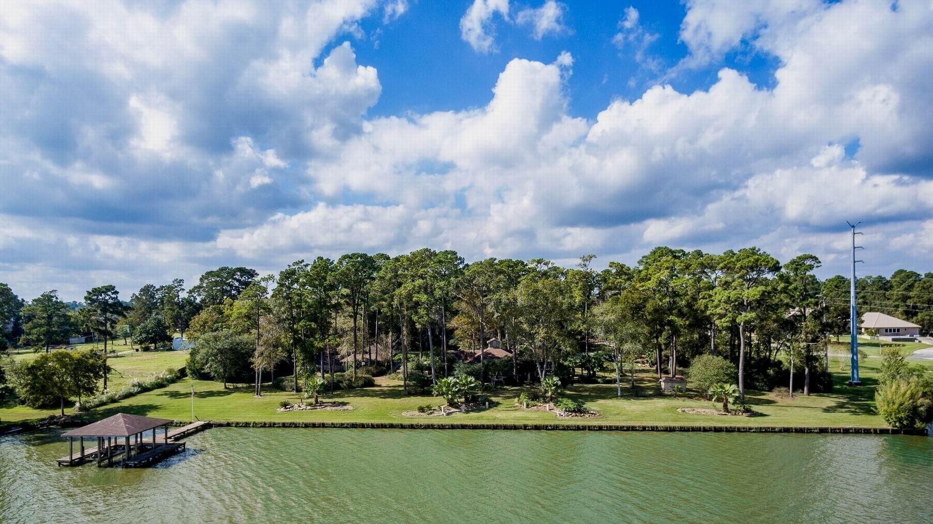 Image 2: Over 600 ft. of lake frontage per plat