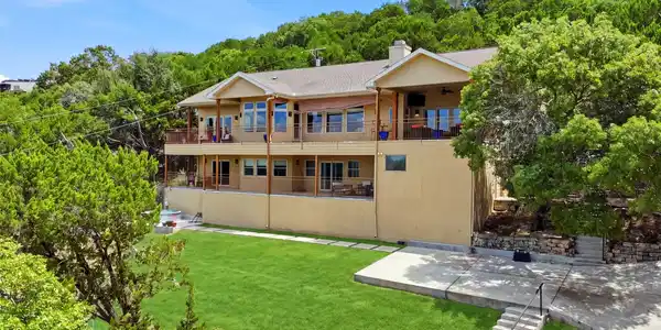 Image 3: Spacious backyard and multi-level outdoor living a