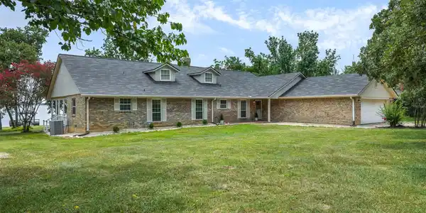 Image 4: Front exterior view