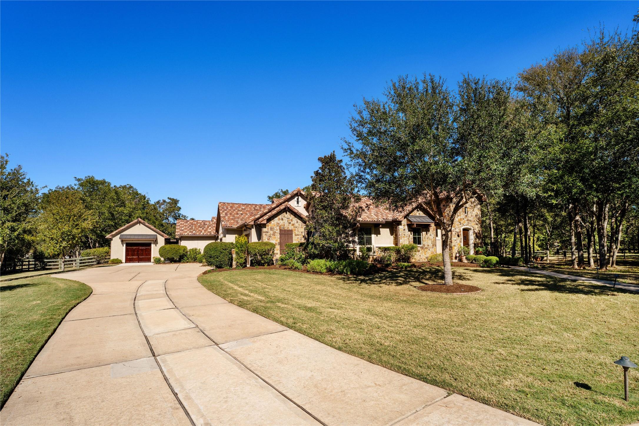 Image 2: This charming split bedroom layout, open floorplan
