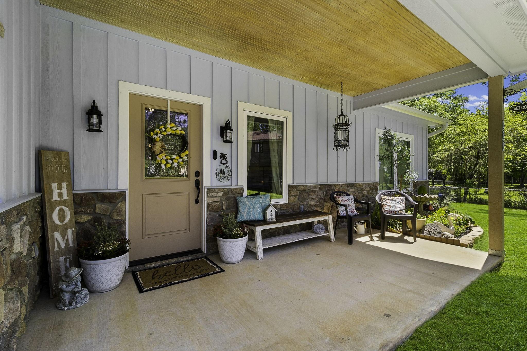Image 2: Gracious front porch
